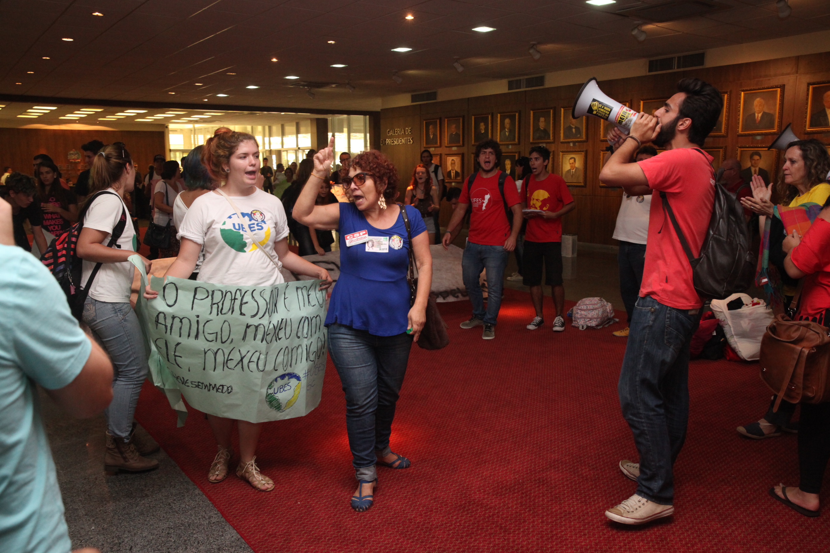 Alunos comparecem à Alesc em apoio à greve dos professores. Foto: Fábio Queiroz / Agência AL
