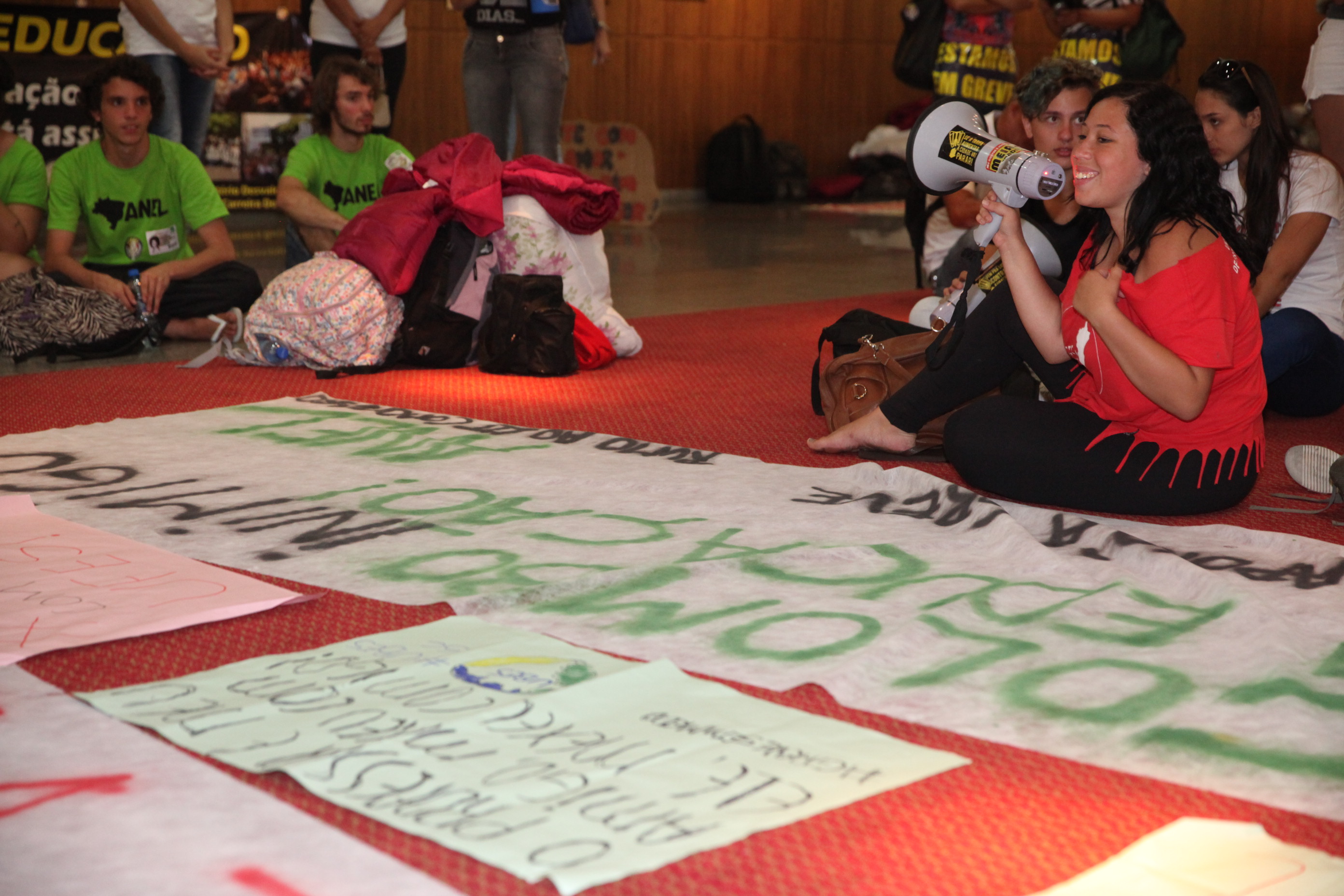 Alunos comparecem à Alesc em apoio à greve dos professores. Foto: Fábio Queiroz / Agência AL
