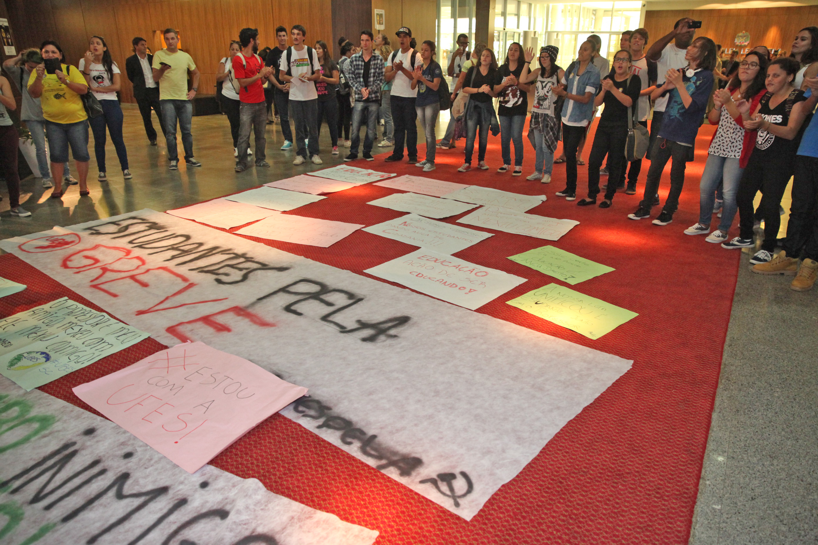 Alunos comparecem à Alesc em apoio à greve dos professores. Foto: Fábio Queiroz / Agência AL