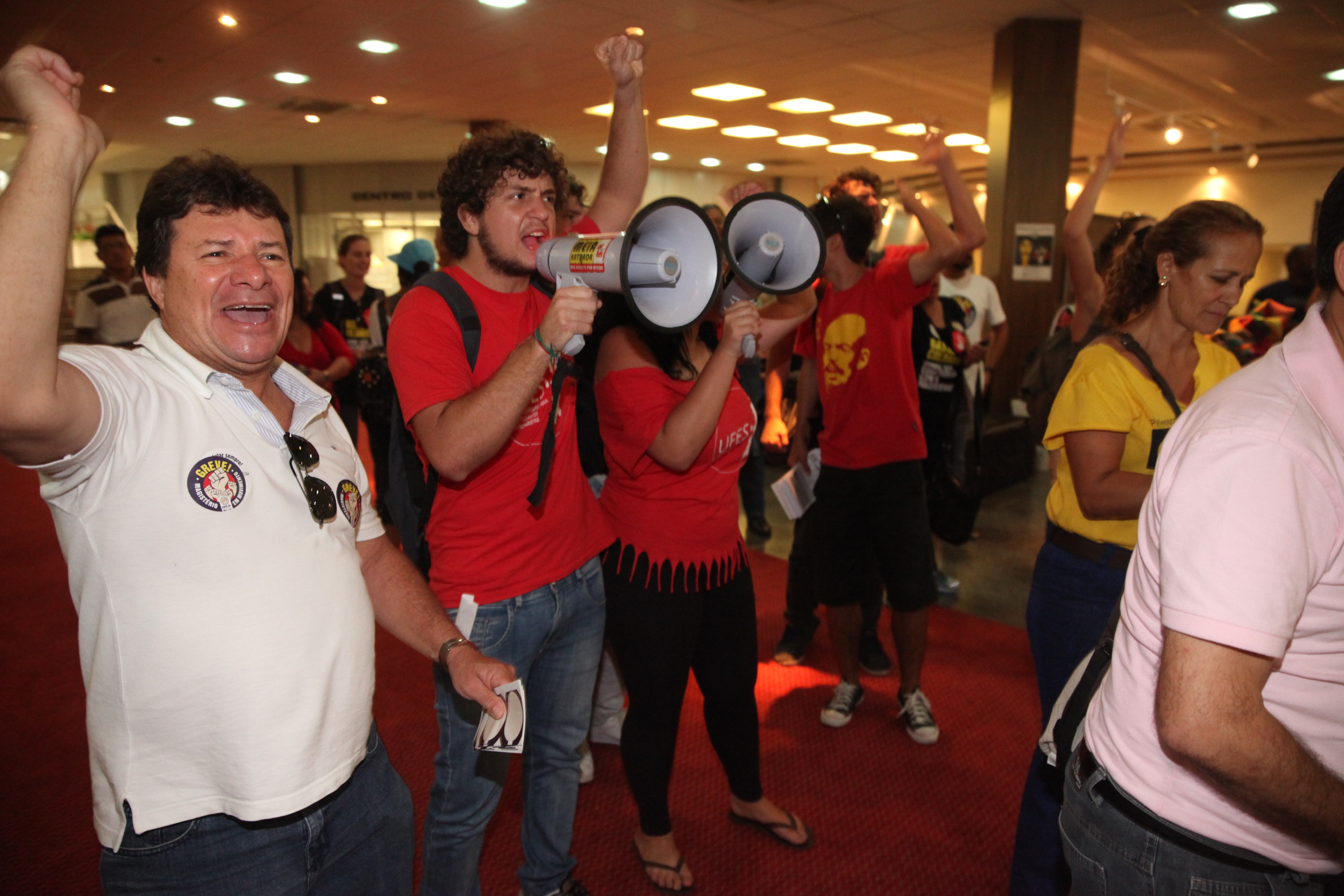 Alunos comparecem à Alesc em apoio à greve dos professores. Foto: Fábio Queiroz / Agência AL