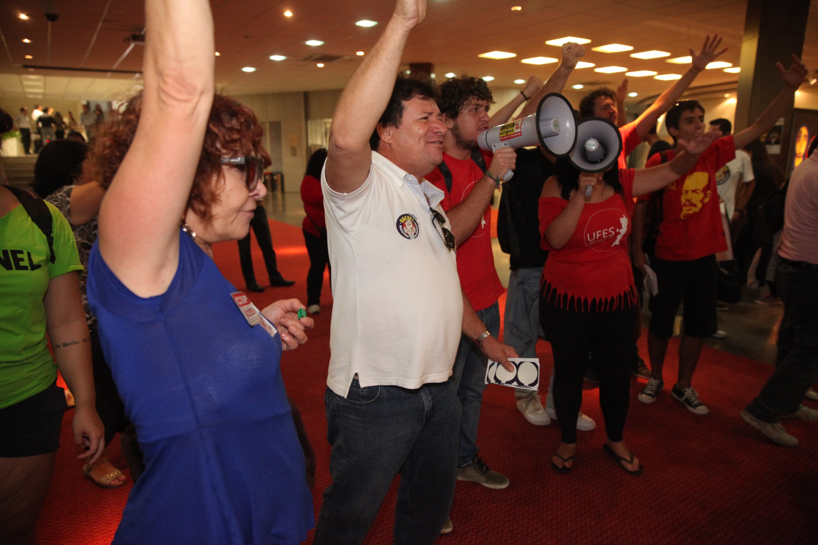 Alunos comparecem à Alesc em apoio à greve dos professores. Foto: Fábio Queiroz / Agência AL