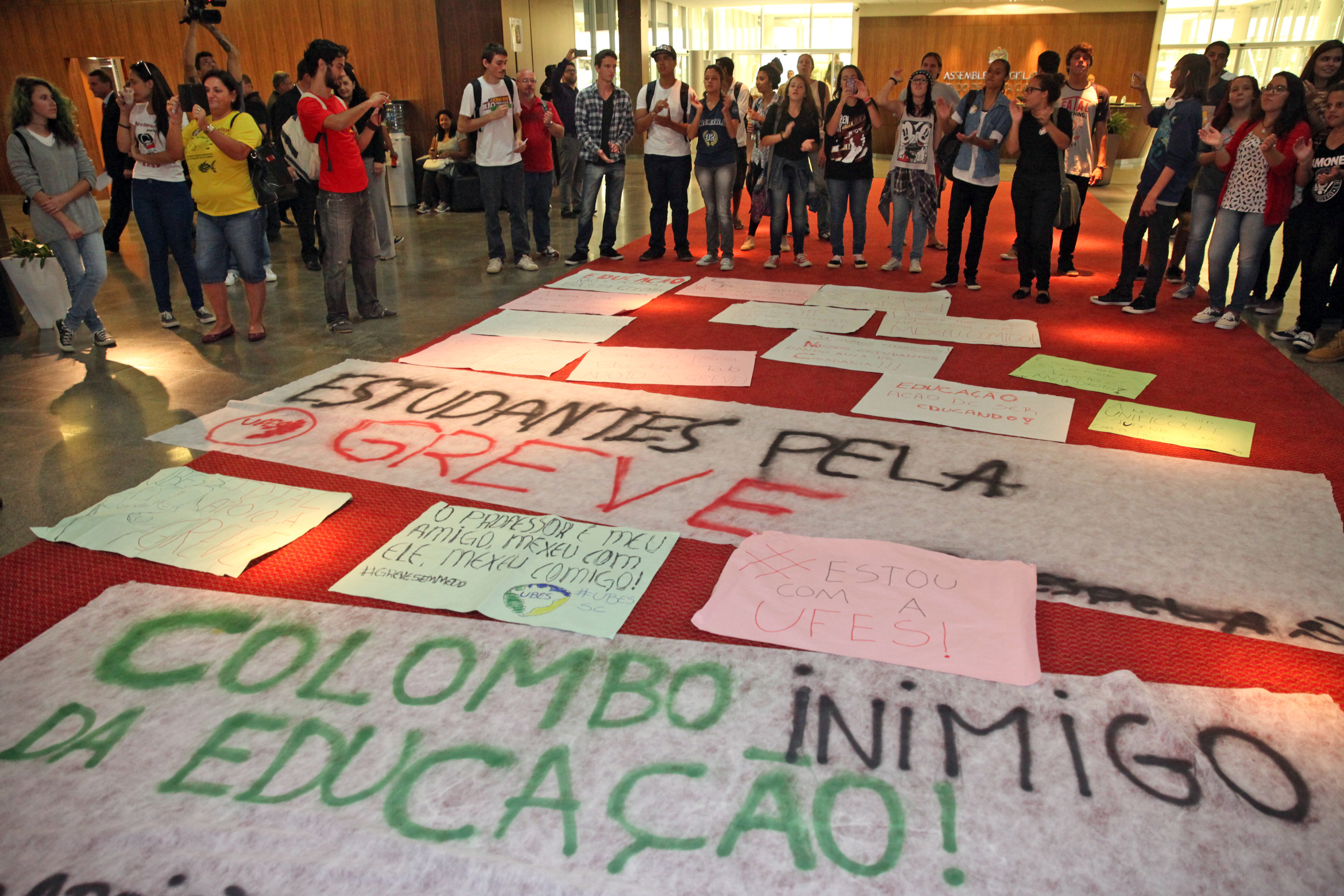 Alunos comparecem à Alesc em apoio à greve dos professores. Foto: Fábio Queiroz / Agência AL
