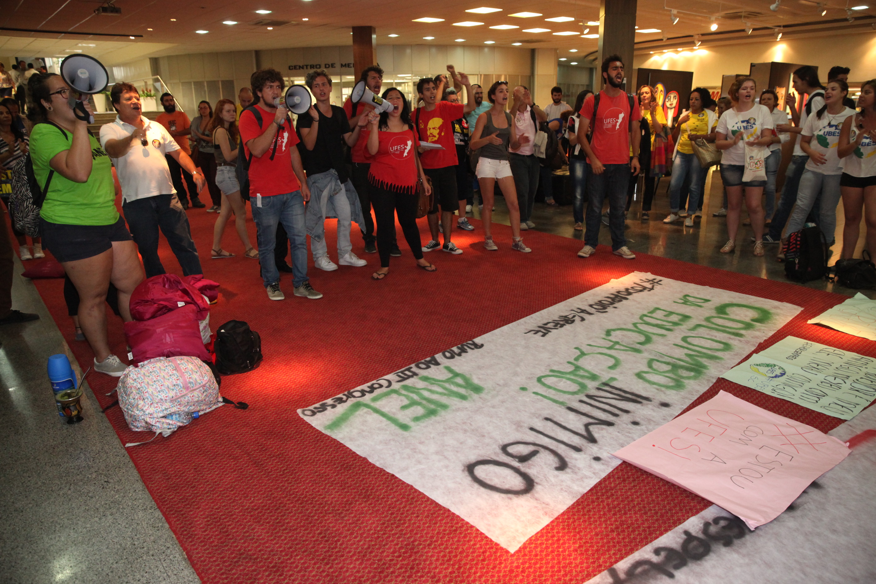 Alunos comparecem à Alesc em apoio à greve dos professores. Foto: Fábio Queiroz / Agência AL