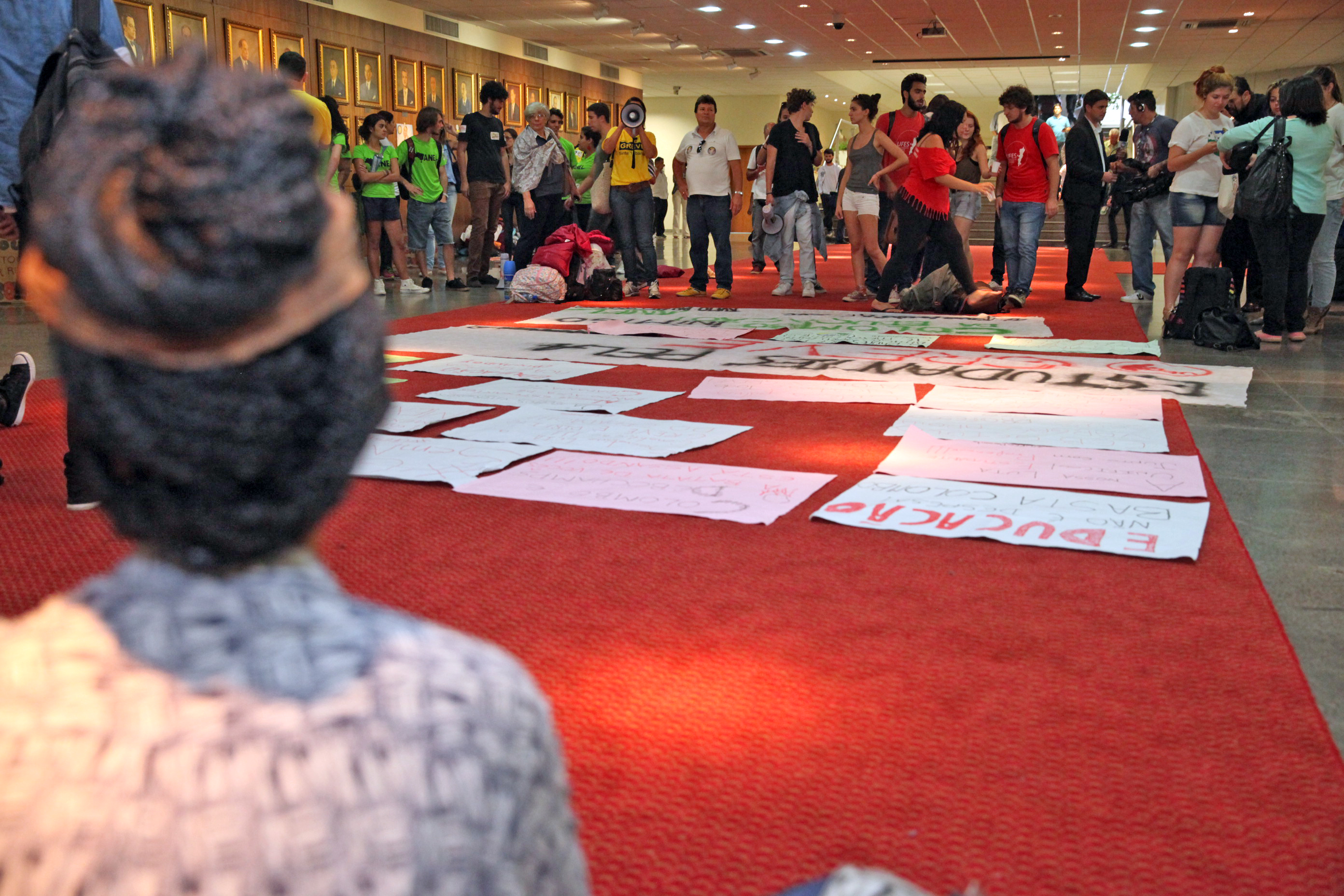 Alunos comparecem à Alesc em apoio à greve dos professores. Foto: Fábio Queiroz / Agência AL