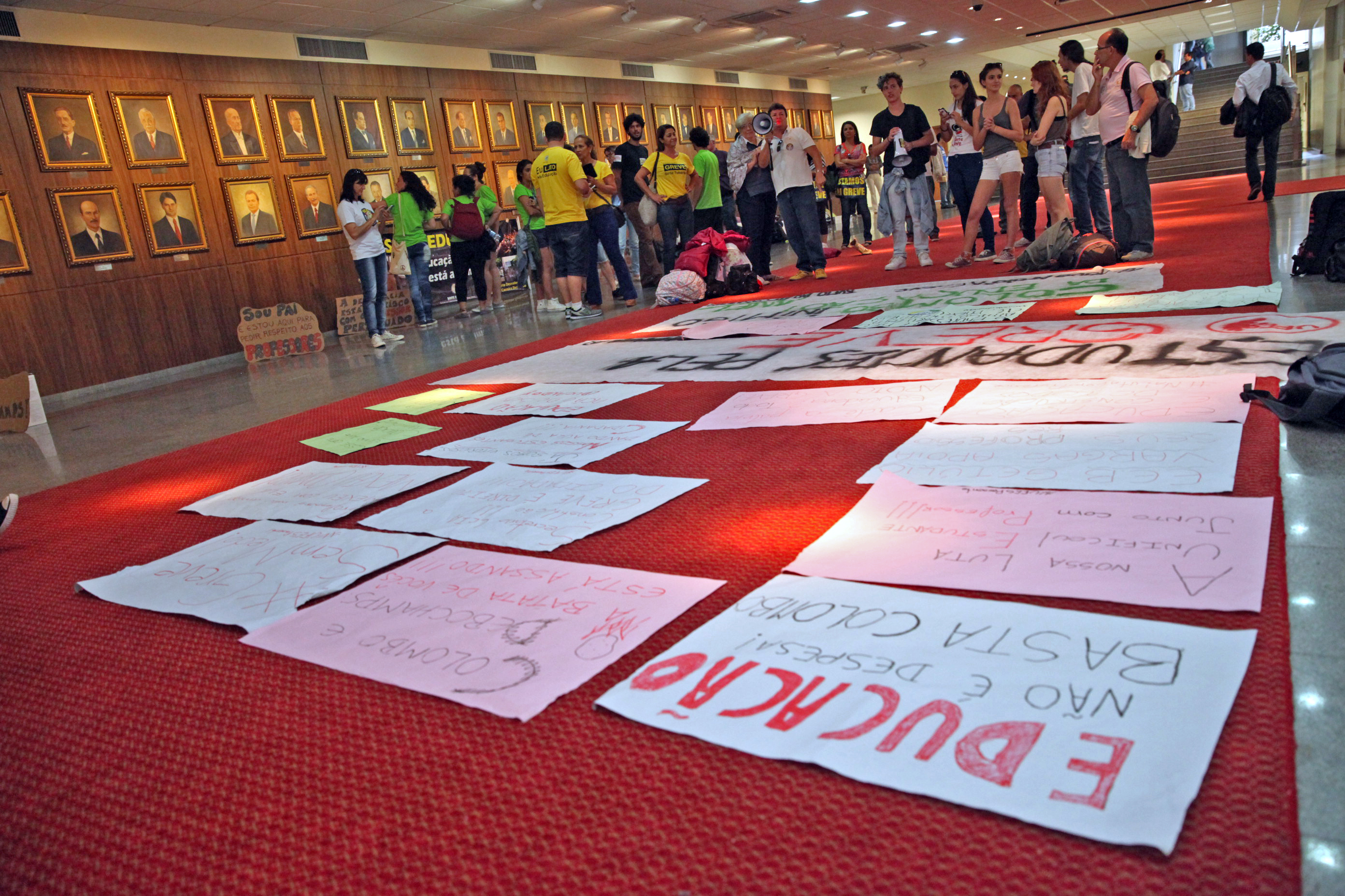 Alunos comparecem à Alesc em apoio à greve dos professores. Foto: Fábio Queiroz / Agência AL