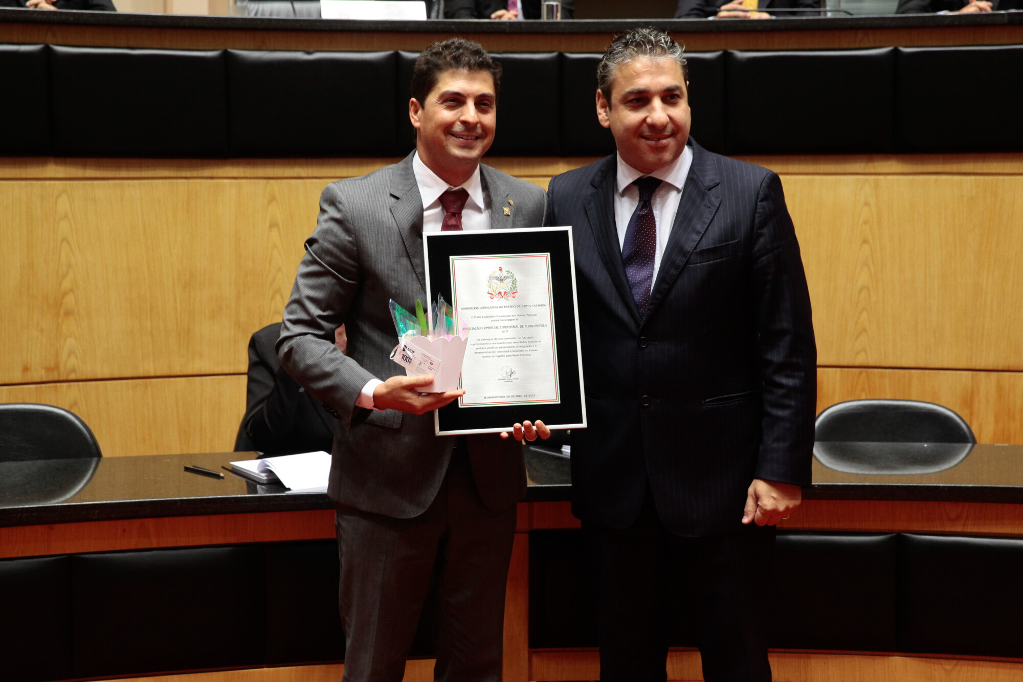 Presidente da Acif, Sander DeMira, recebe homenagem da Casa das mãos do 4º Secretário, Mário Marcondes FOTO: Miriam Zomer/Agência AL