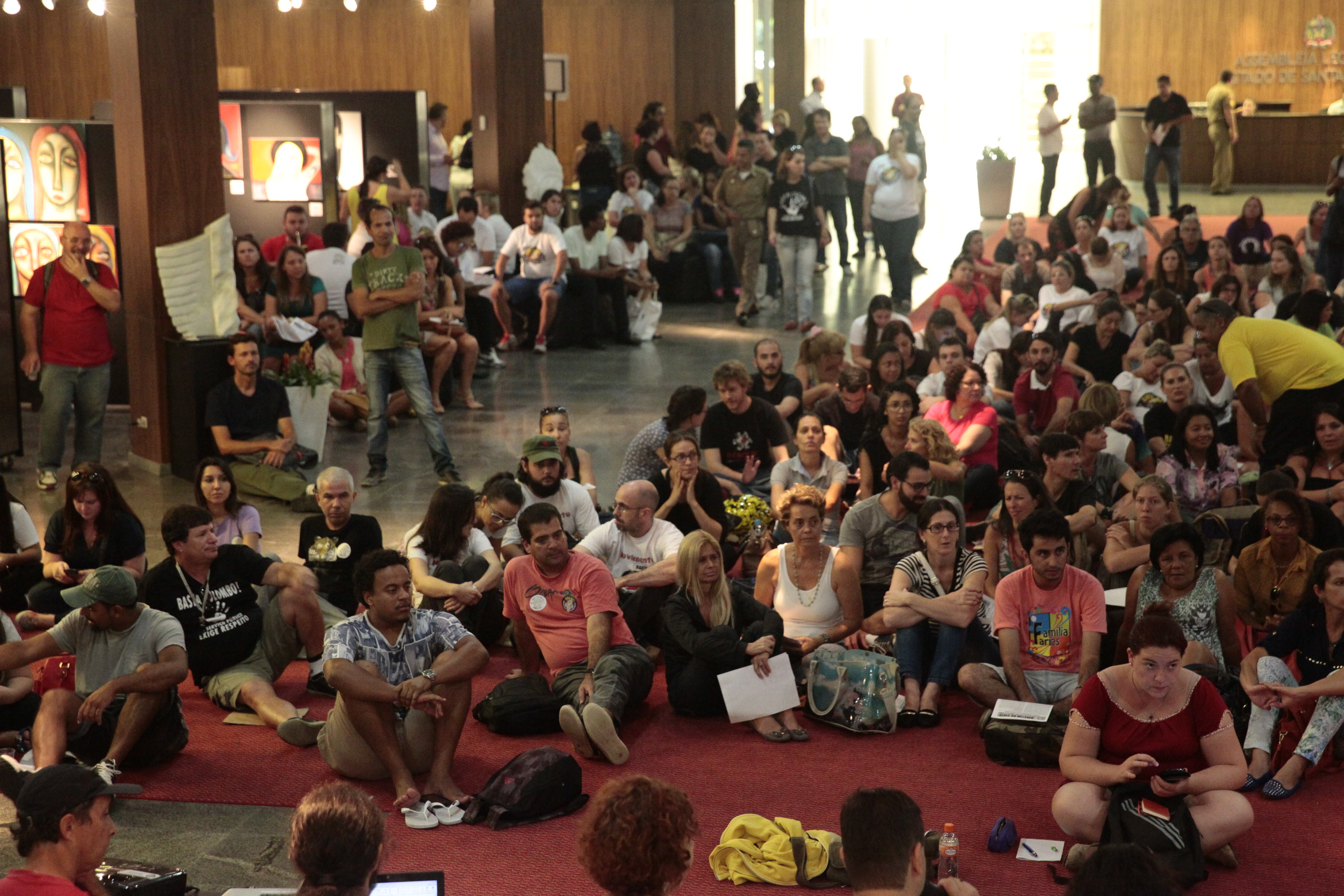 Professores ocupam o hall da Alesc. Foto: Eduardo Guedes de Oliveira/Agência AL