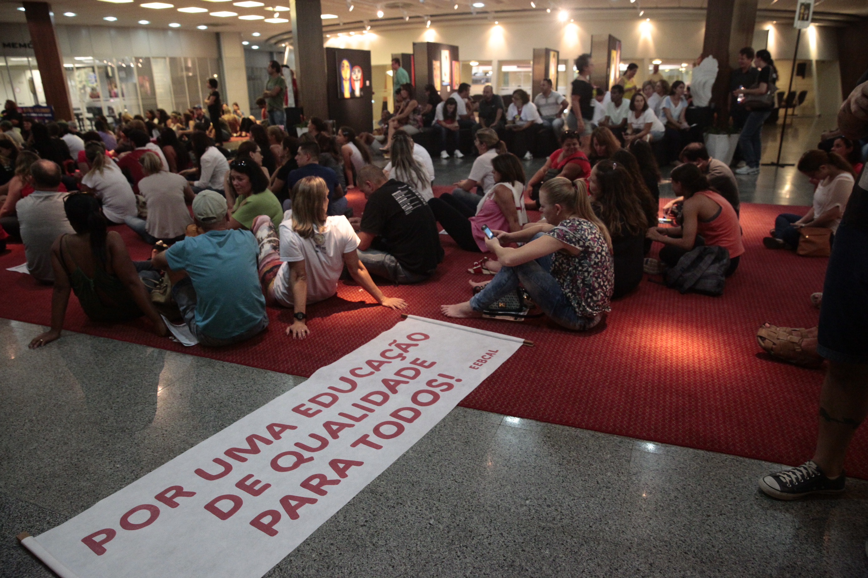 Professores ocupam o hall da Alesc. Foto: Eduardo Guedes de Oliveira/Agência AL