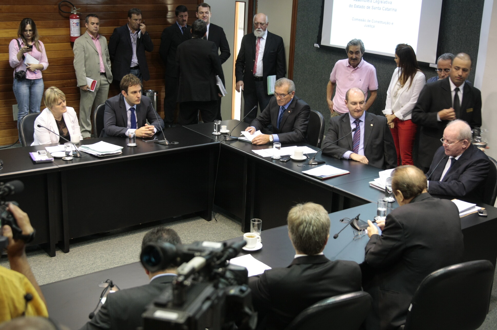 CCJ aprova PL que assegura presença de acompanhante nos hospitais
