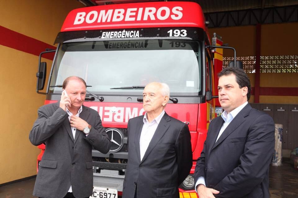 Ministro Manoel Dias (C) está na região atingida por tornado