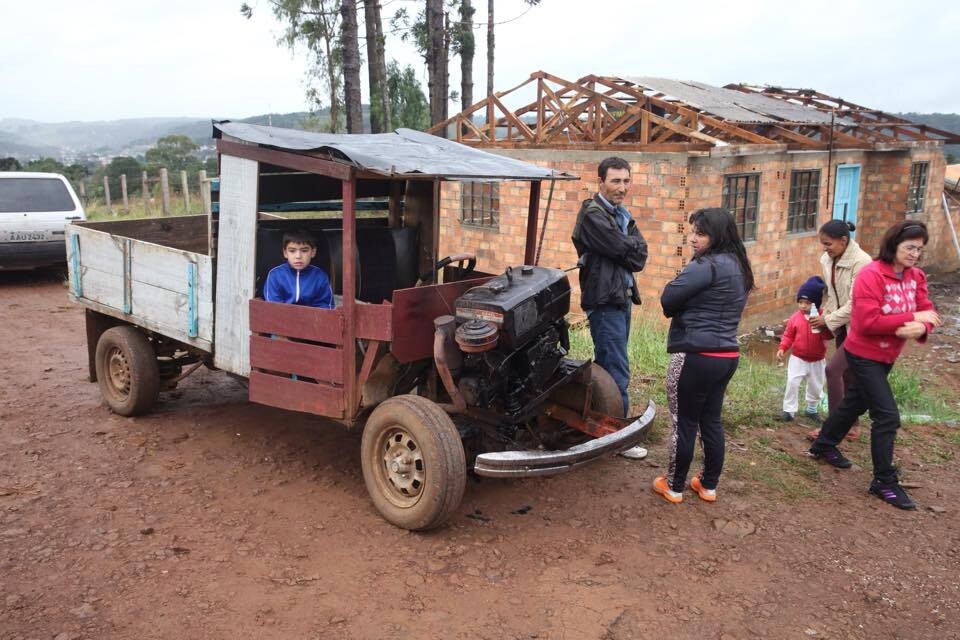Moradores trabalham na reconstrução