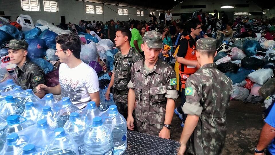 Exército e voluntários organizam recebimento de doações a famílias afetadas pelos tornados. FOTO: Fábio Queiroz/Agência AL