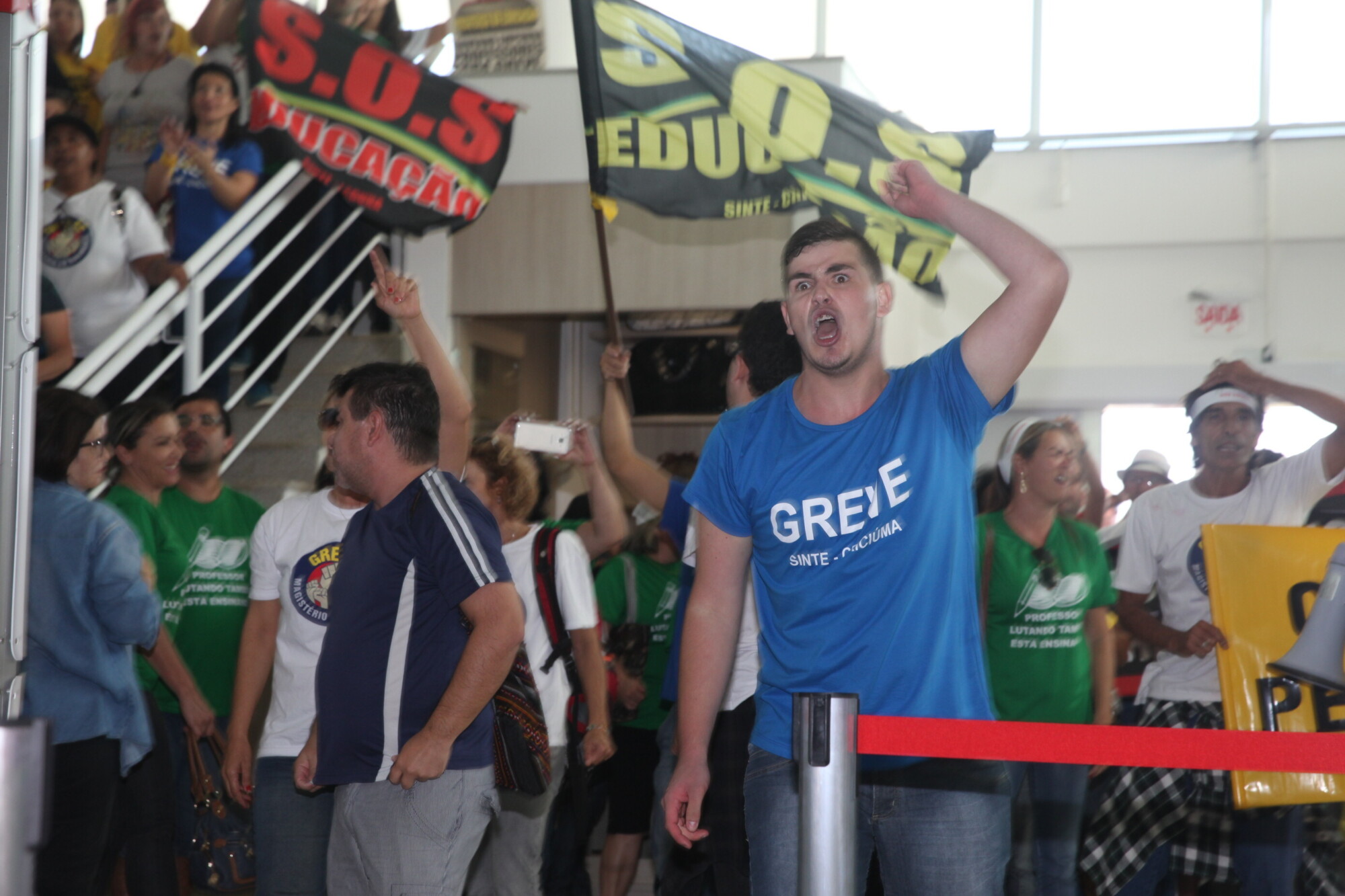 Professores em greve protestaram no aeroporto de Jaguaruna