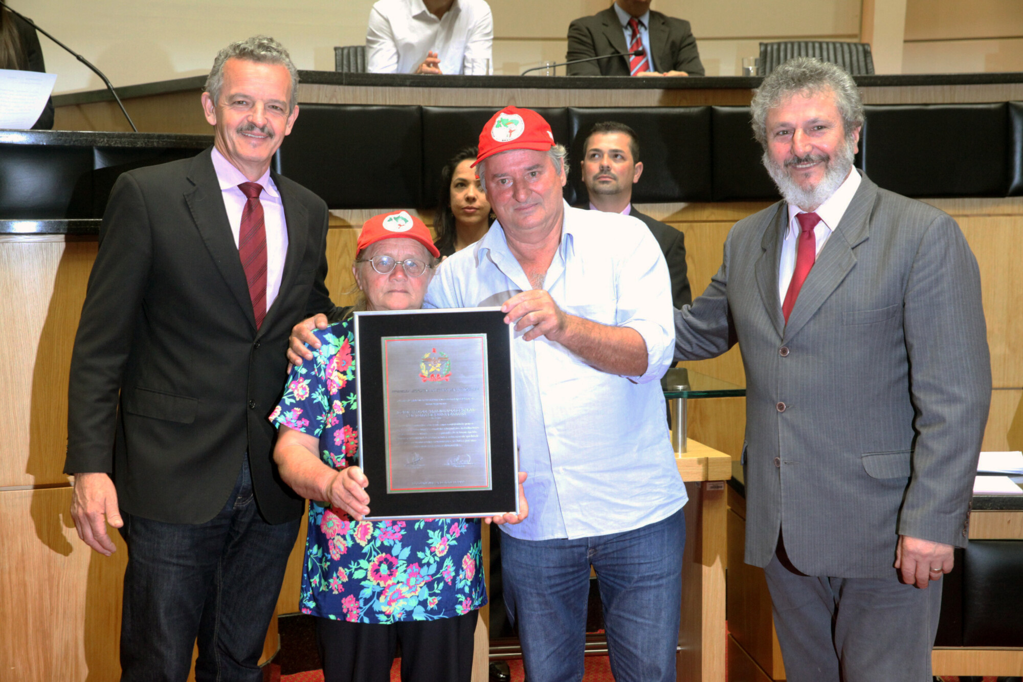 Vilson Santin recebe a placa comemorativa FOTO: Fábio Queiroz/Agência AL