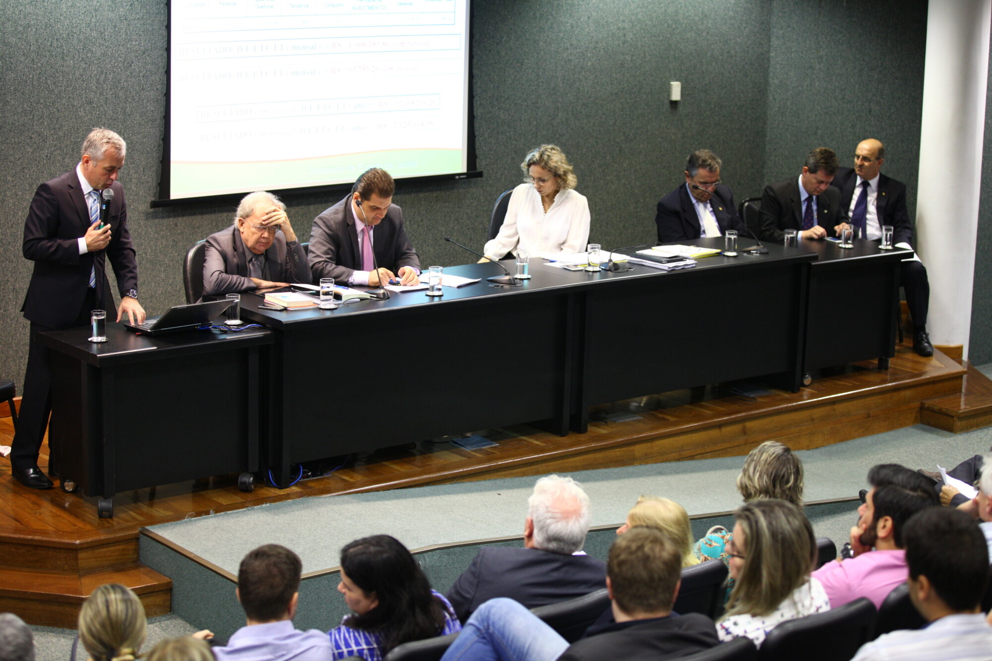 Secretário de Saúde conversa com deputados sobre desafios do setor