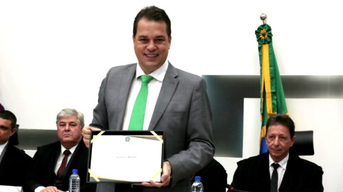 Minotto lê carta de estudante ao governador e pede reabertura das negociações