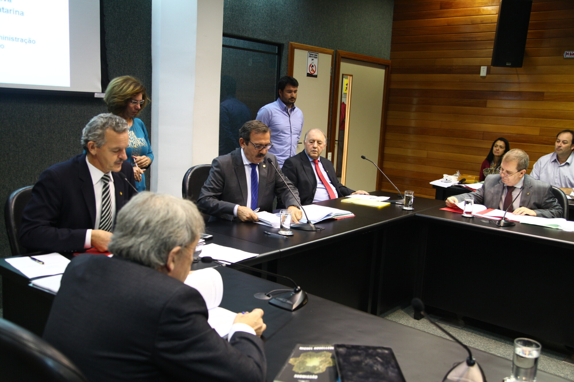Comissão aprova projeto que desobriga autenticação de documentos