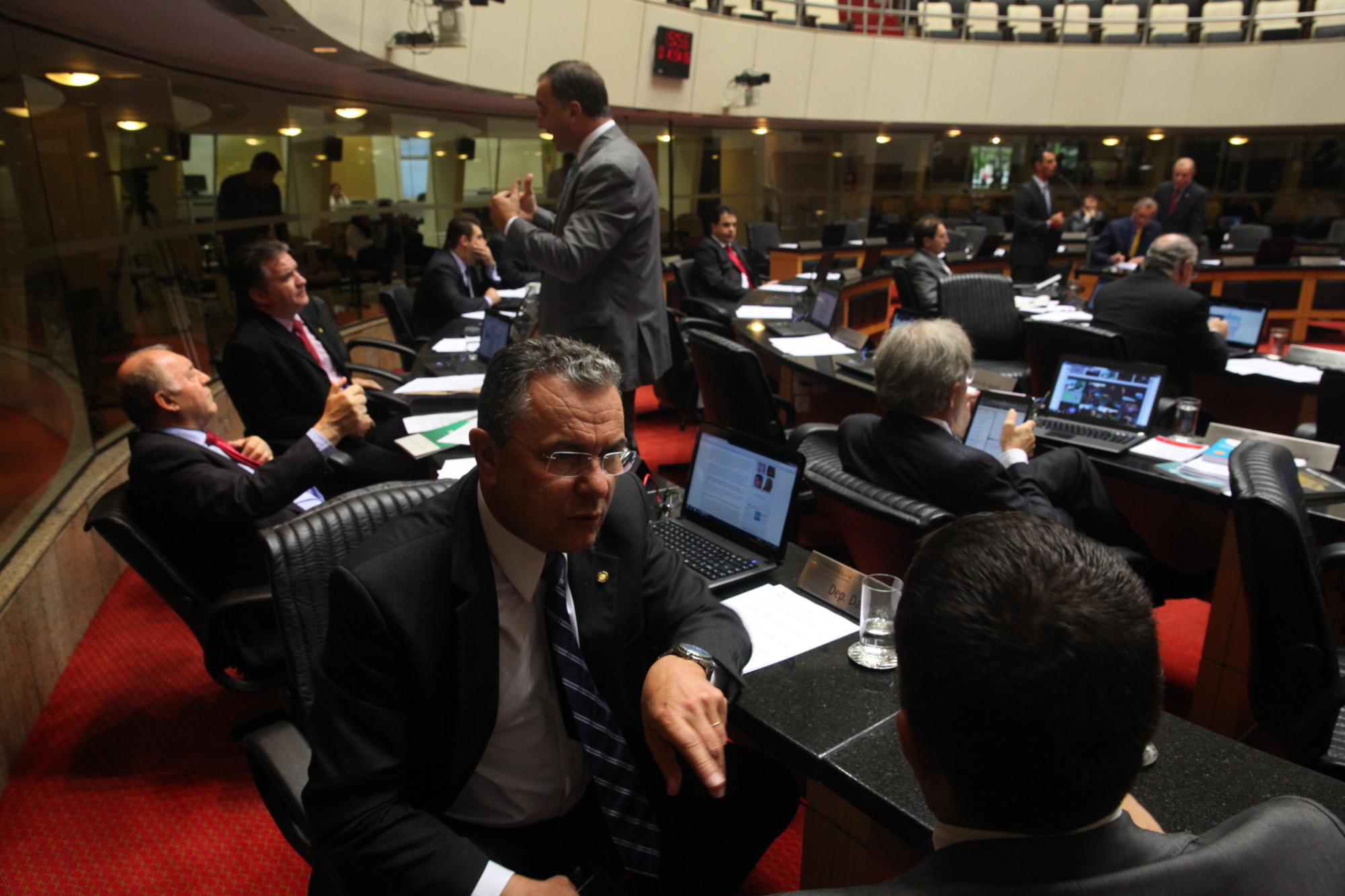 Parlamento derruba veto a projeto que garante sanções a seguradoras