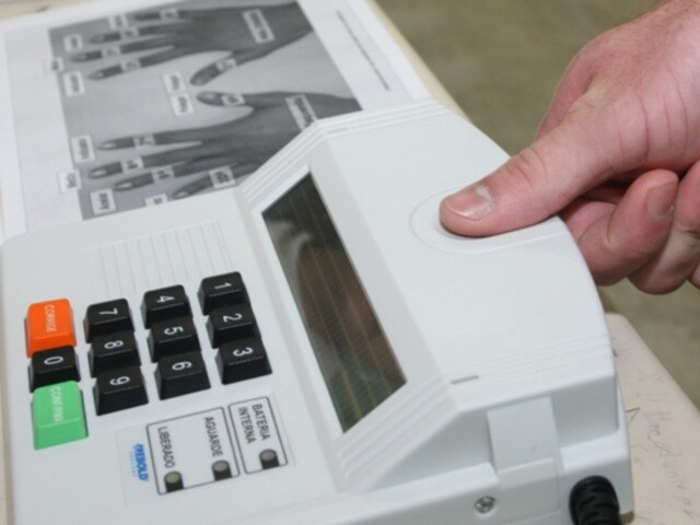Votação em urna biométrica. FOTO: TRE-SC