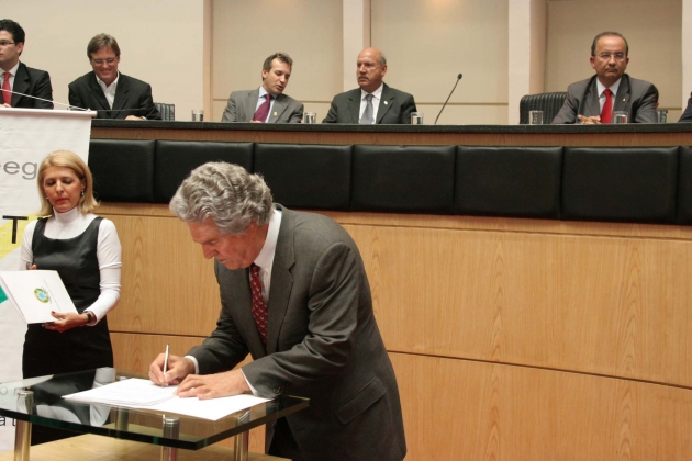 Em 5 de fevereiro de 2009, o Chefe do Executivo participou da solenidade de Assinatura dos Termos de Consignação para Canais Digitais das Emissoras de TV de Florianópolis. Foto: Divulgação / Agência AL