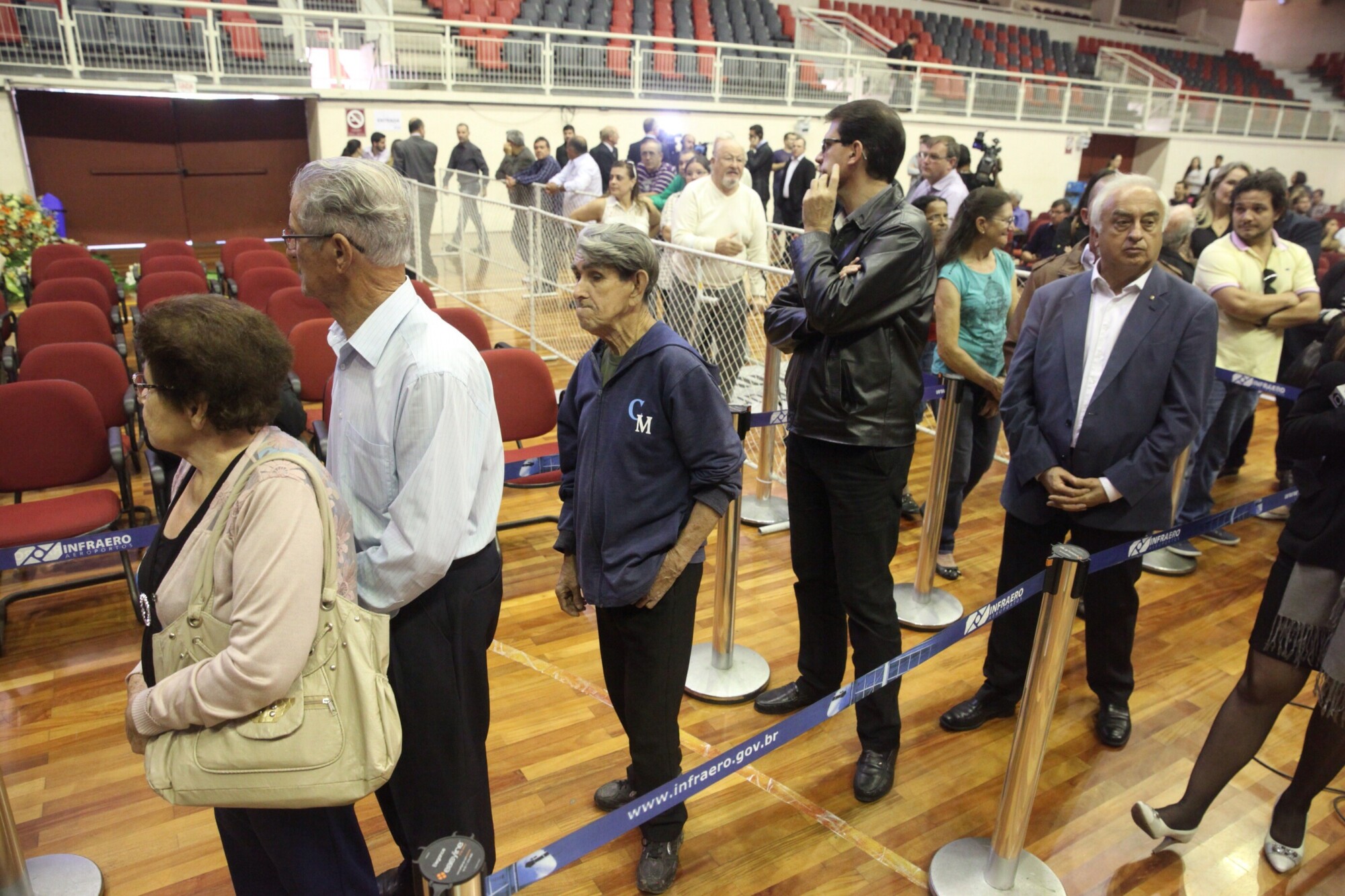 Moradores de Joinville e de outras cidades catarinenses formam fila para se despedir do senador Luiz Henrique. Fábio Queiroz/Agência AL