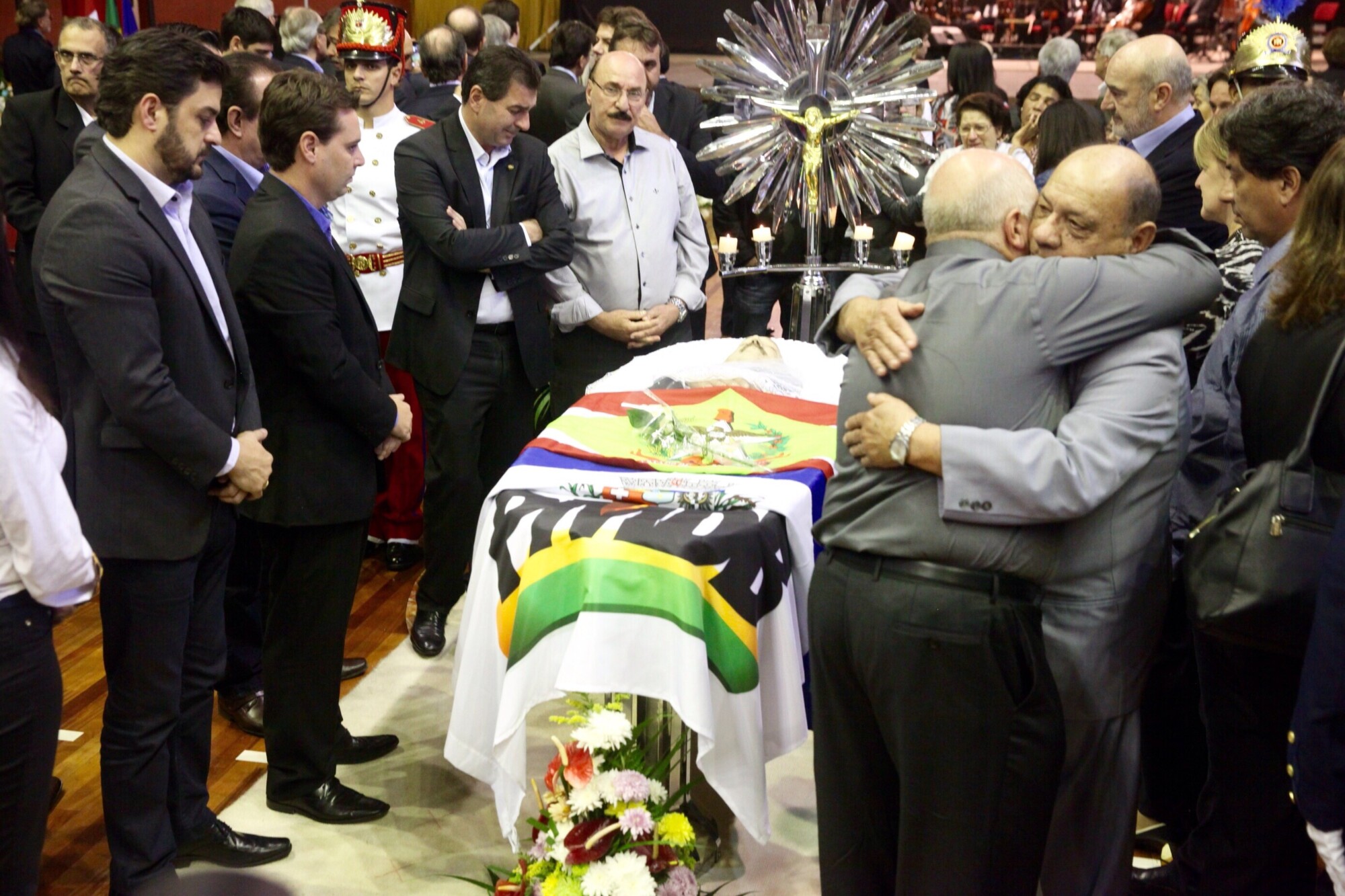 Emoção marca despedida em velório de Luiz Henrique. FOTO: Fábio Queiroz/Agência AL