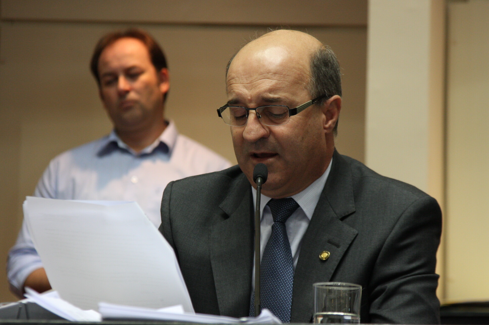 Deputado José Milton Scheffer, relator da matéria, lê seu parecer FOTO: Solon Soares/Agência AL
