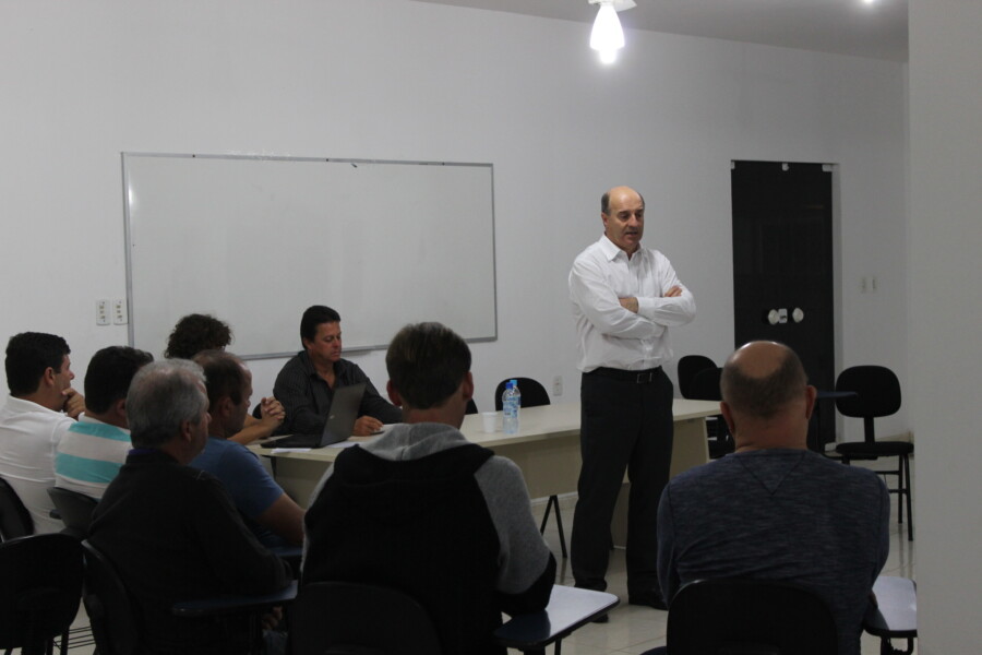Deputado Zé Milton e representantes da Arivale, em Imbituba