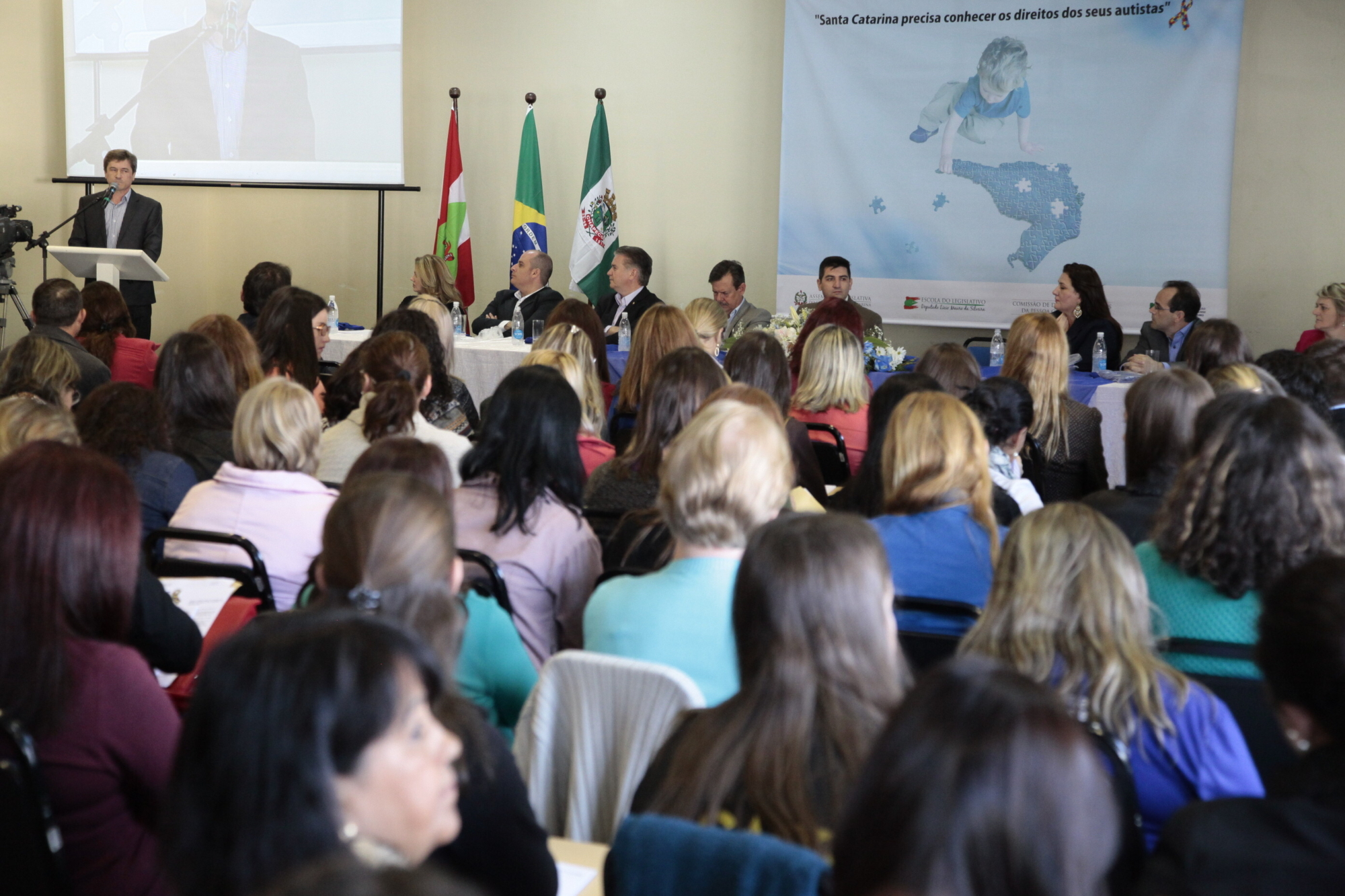 Especialistas defendem cuidados especiais na alimentação e educação de autistas