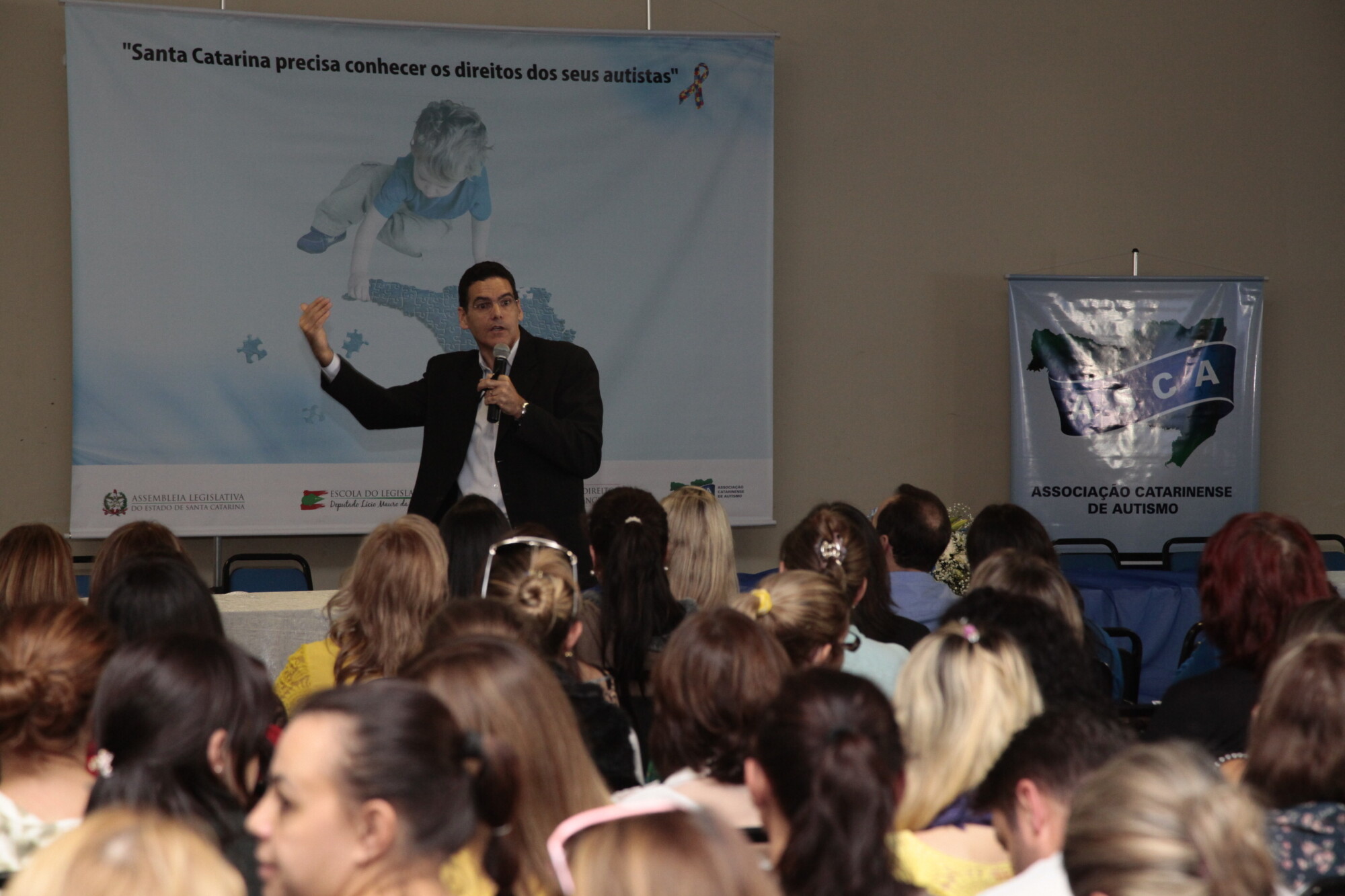 Profissionais de várias áreas participam de seminário sobre autismo em Chapecó