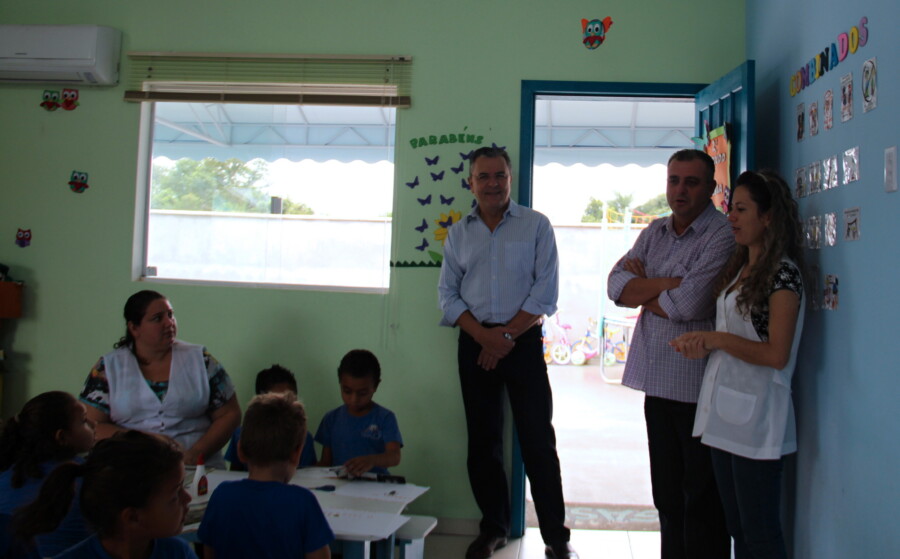 Deputado Dalmo Claro em visita ao Centro de Educação Infantil (CEI) Grupo de Assistência Social do Paraíso