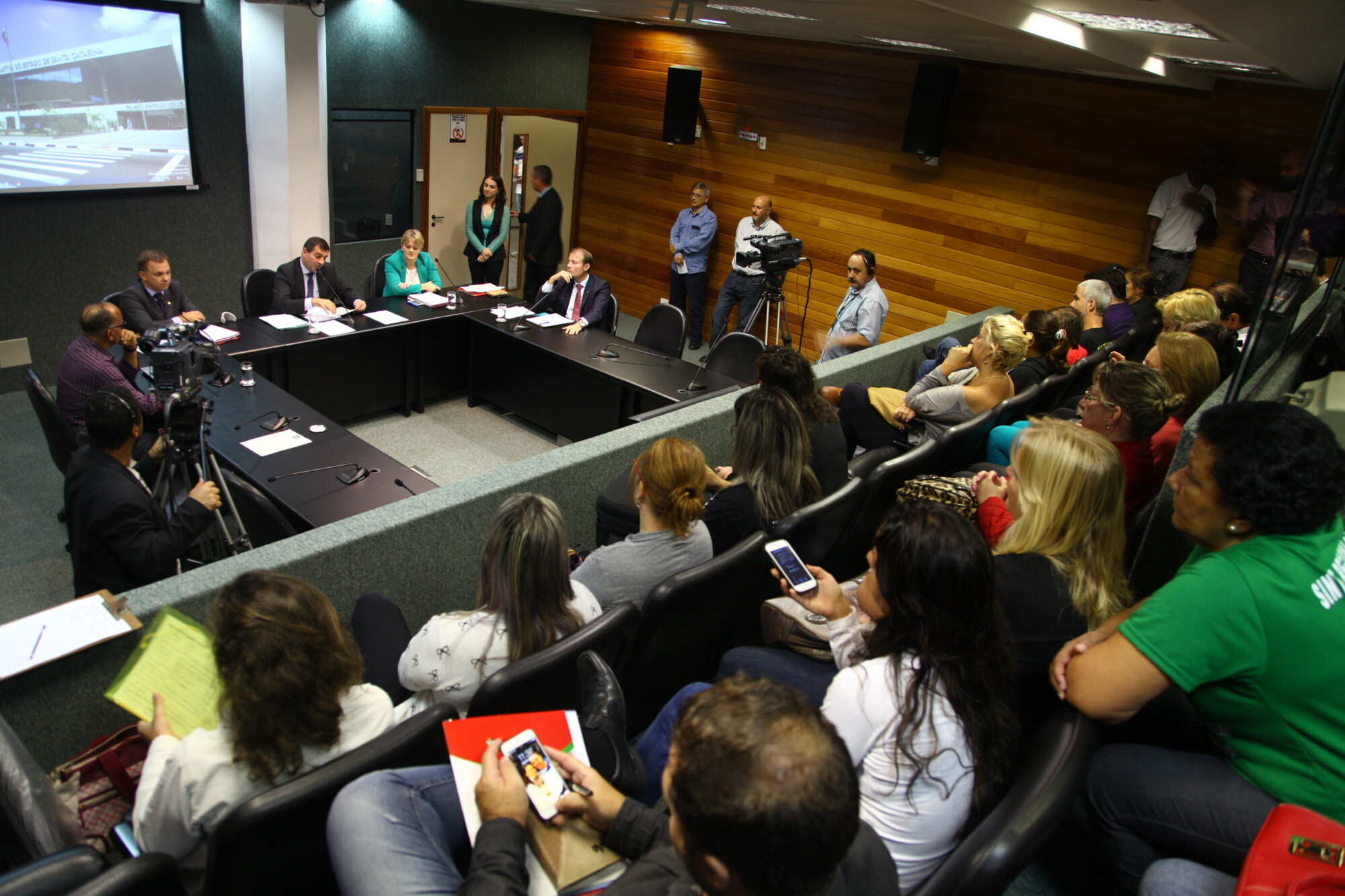 Professores em greve acompanharam a reunião FOTO: Solon Soares/Agência AL