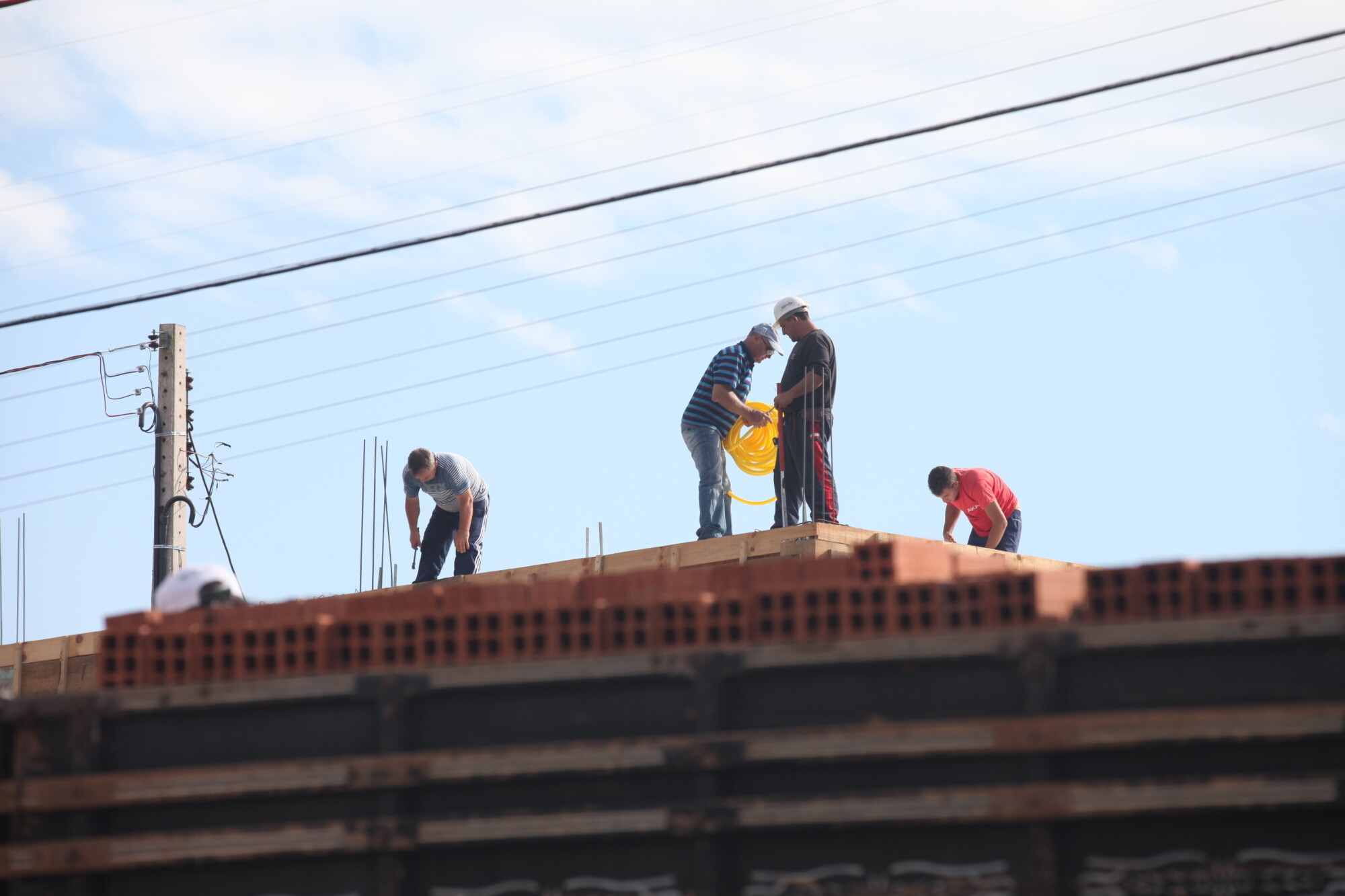 Em muitas residências e lojas os telhados tiveram de ser totalmente reformados depois da ventania  FOTO: Fábio Queiroz/Agência AL