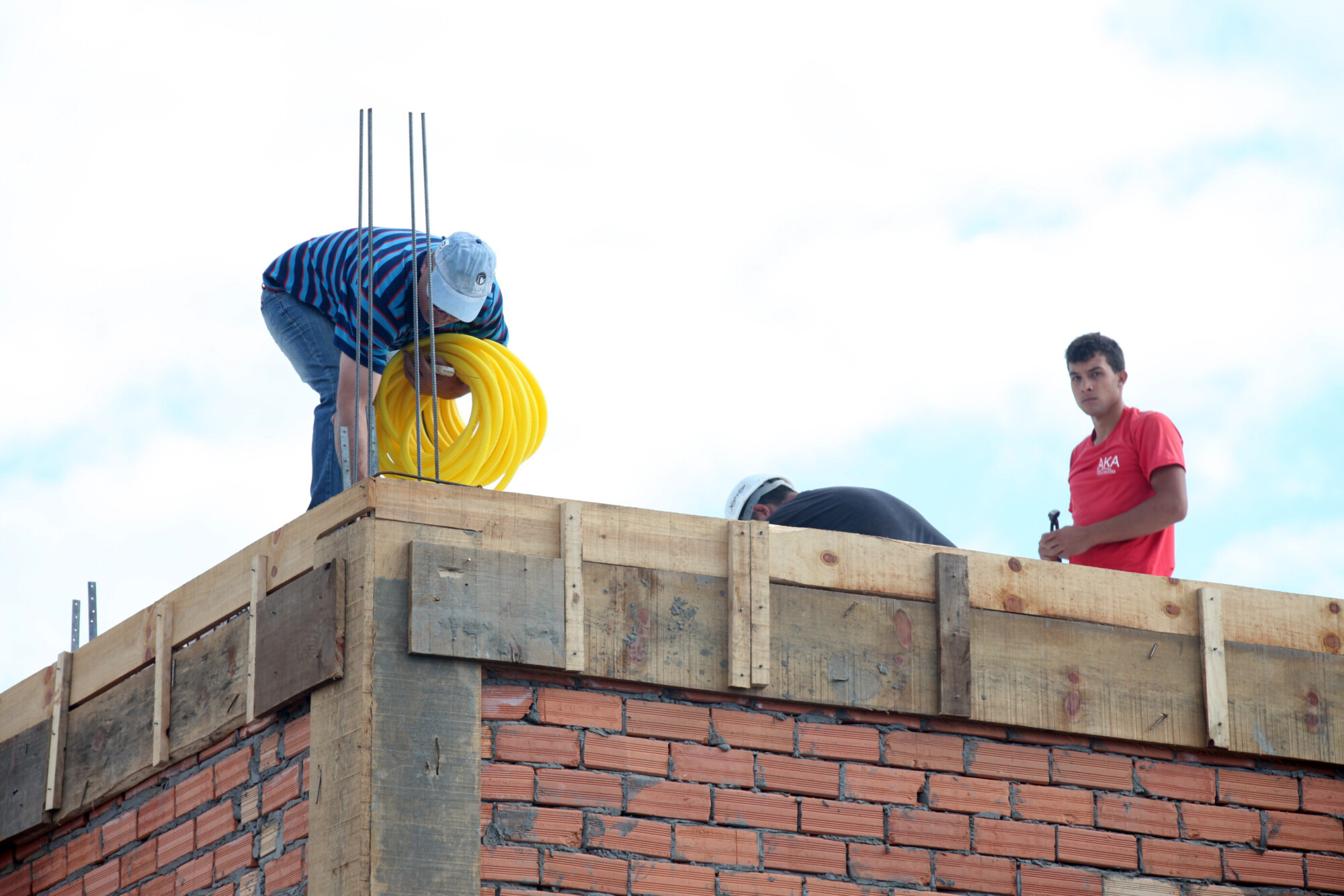 Em muitas residências e lojas os telhados tiveram de ser totalmente reformados depois da ventania  FOTO: Fábio Queiroz/Agência AL