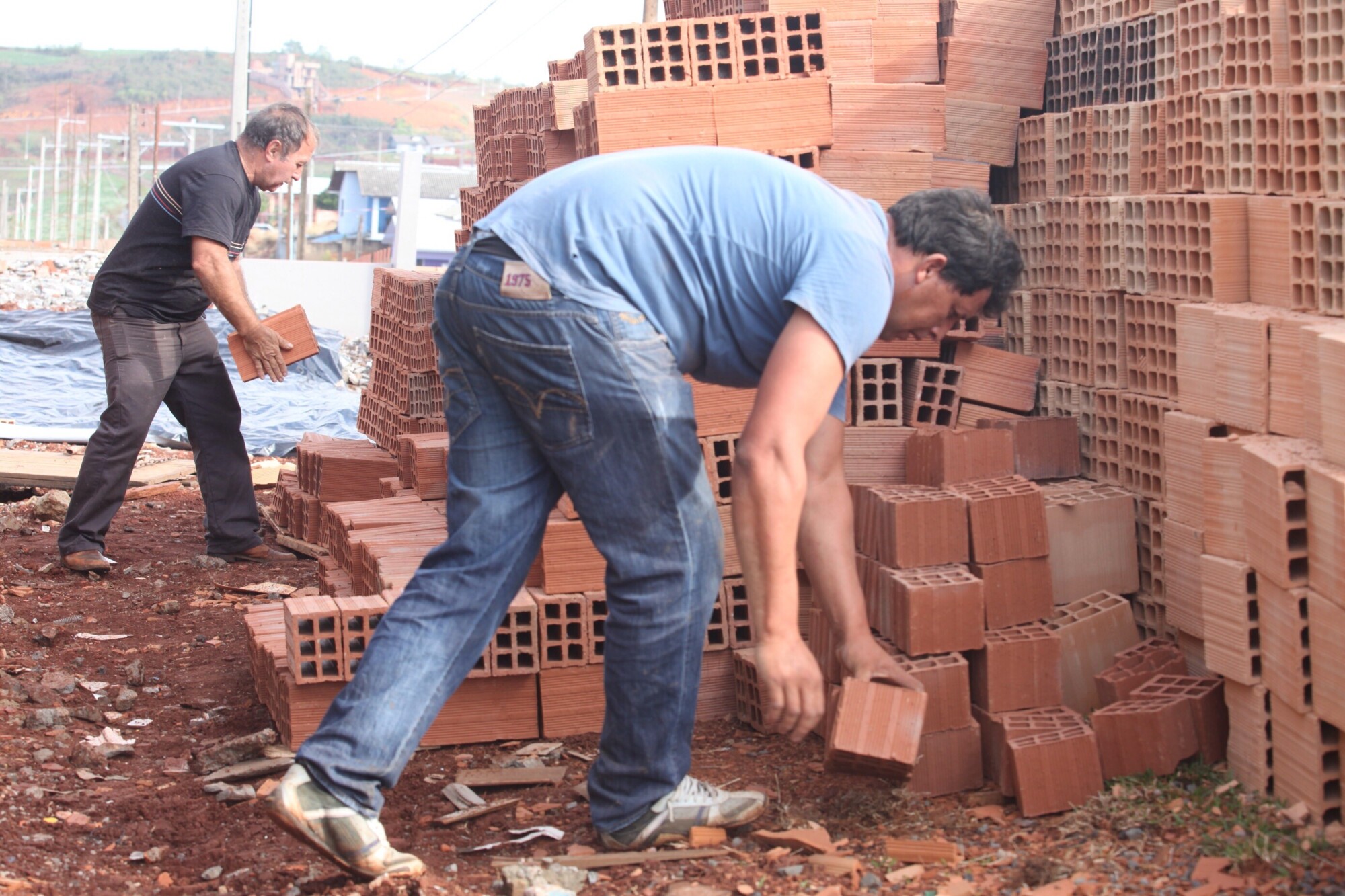 Voluntários do Rotary e Lions ajudam famílias atingidas pelo tornado  FOTO: Fábio Queiroz/Agência AL