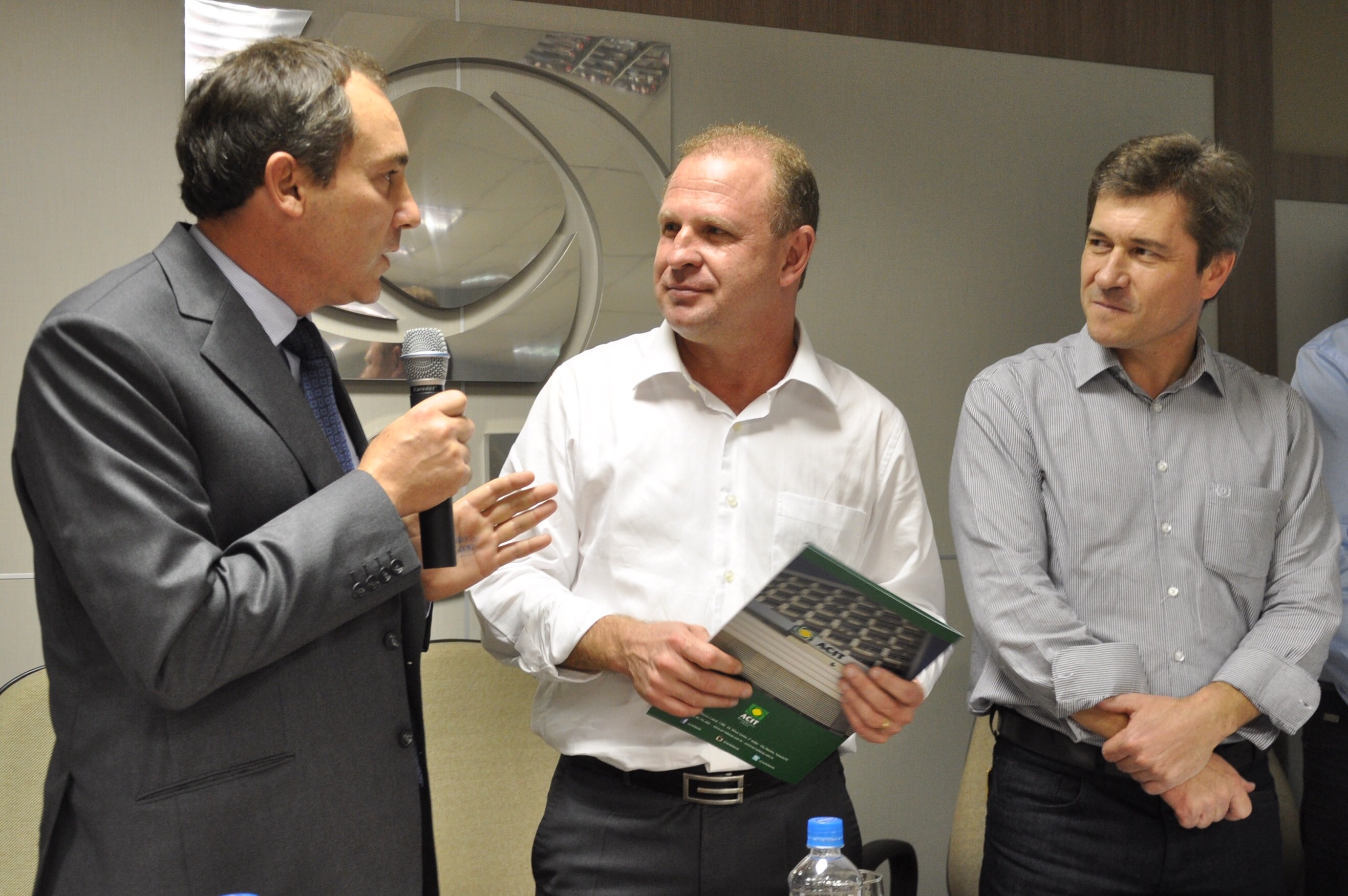 O presidente da ACIT, Murilo Ghisoni Bortoluzzi, entregou a Merisio documento com reivindicações dos empresários do município.
