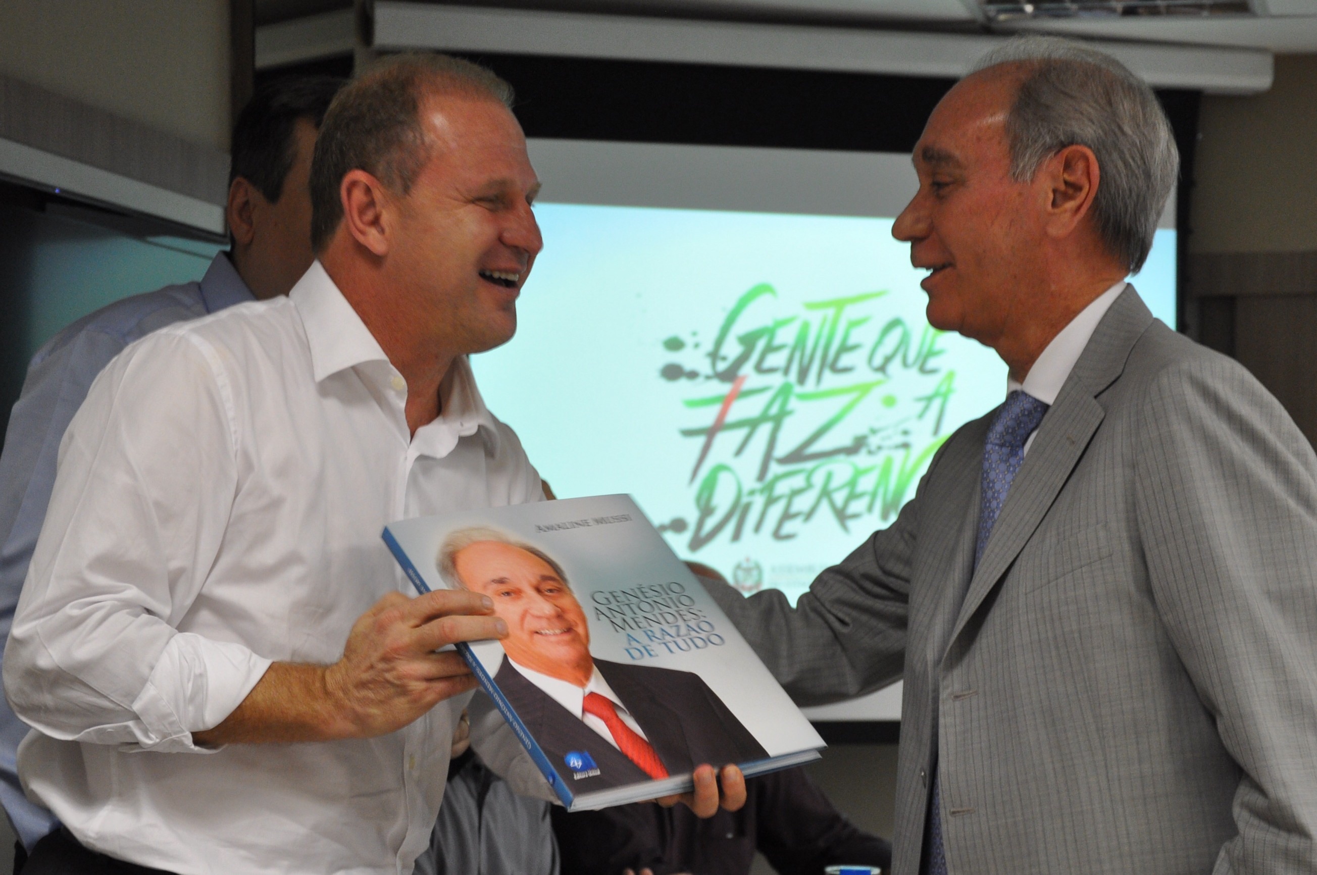 O empresário Genésio Antônio Mendes presenteou o presidente Merisio com sua biografia 