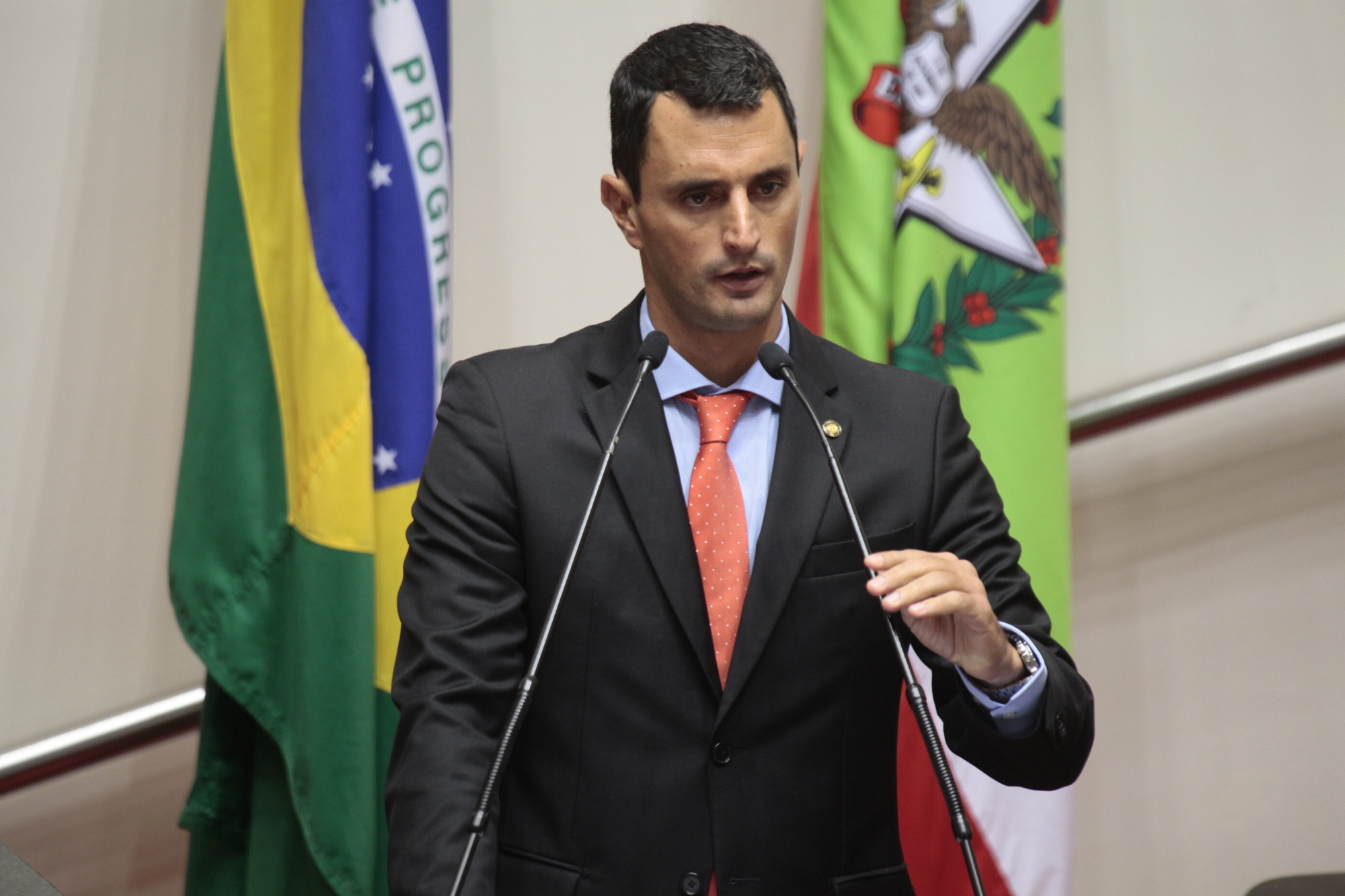 Parlamentar questiona reajuste previsto pela Casan