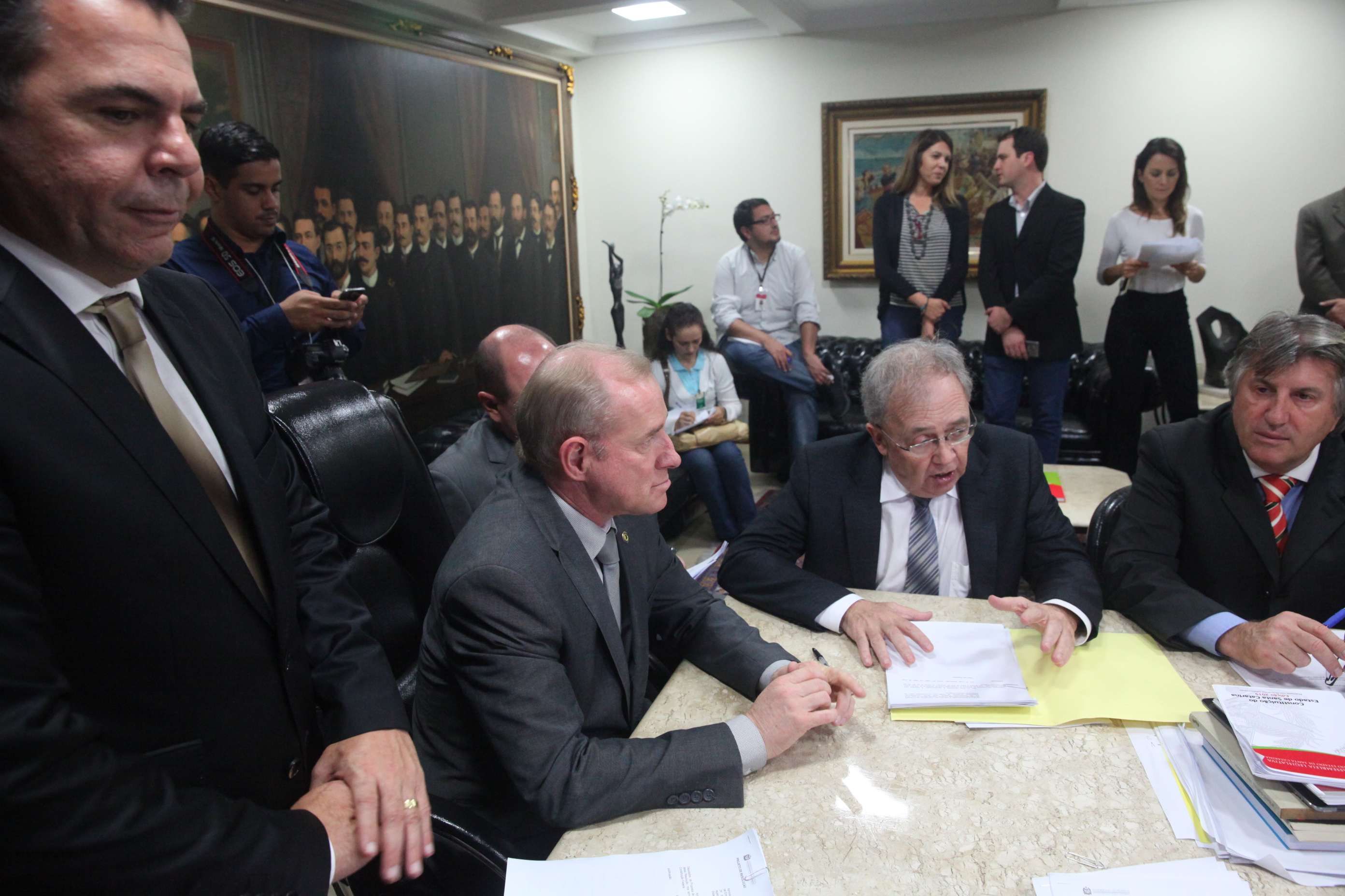 Entrega das propostas que alteram o Pacto Federativo. Foto: Eduardo Guedes de Oliveira / Agência AL
