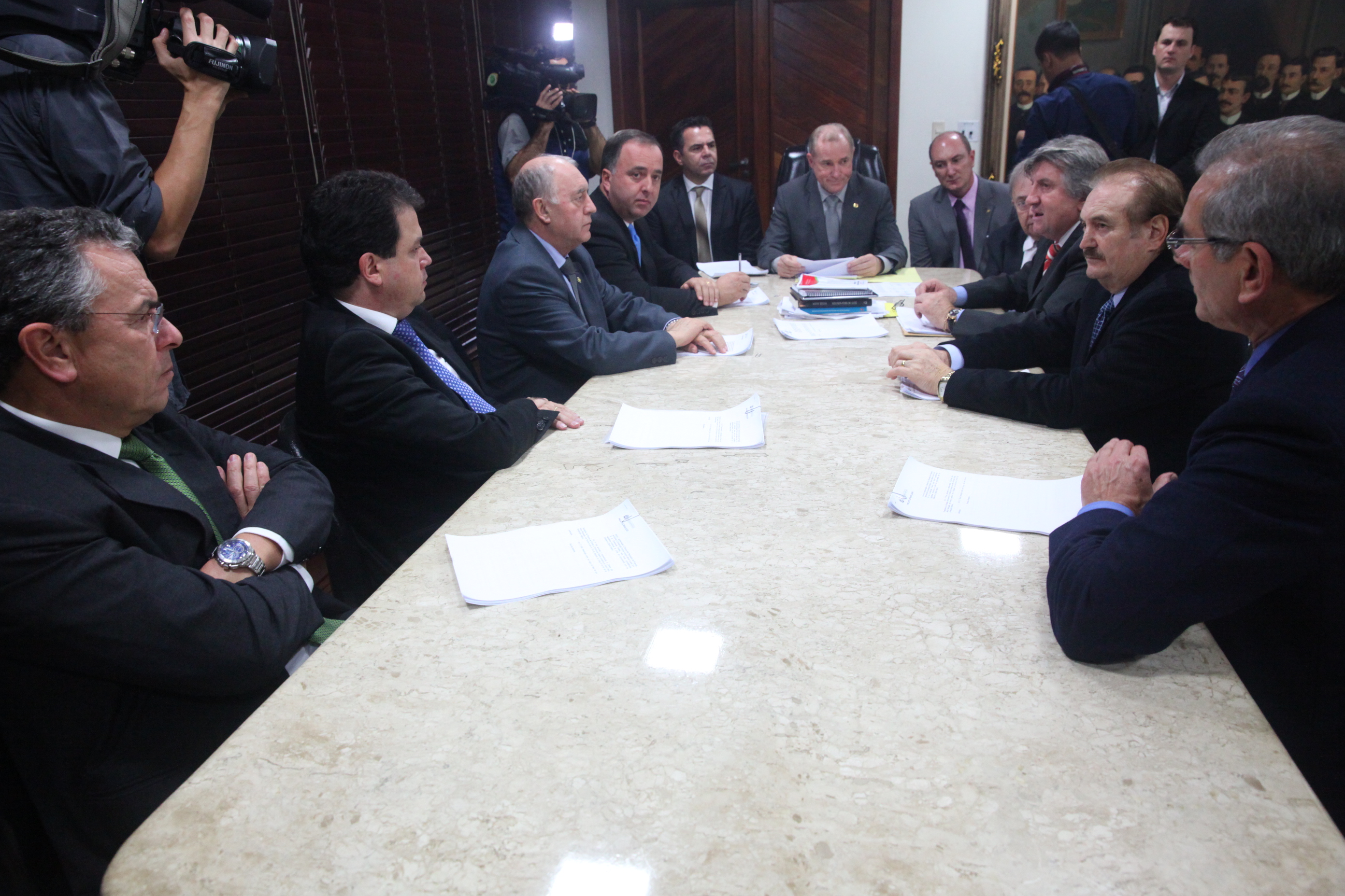 Entrega das propostas que alteram o Pacto Federativo. Foto: Eduardo Guedes de Oliveira / Agência AL