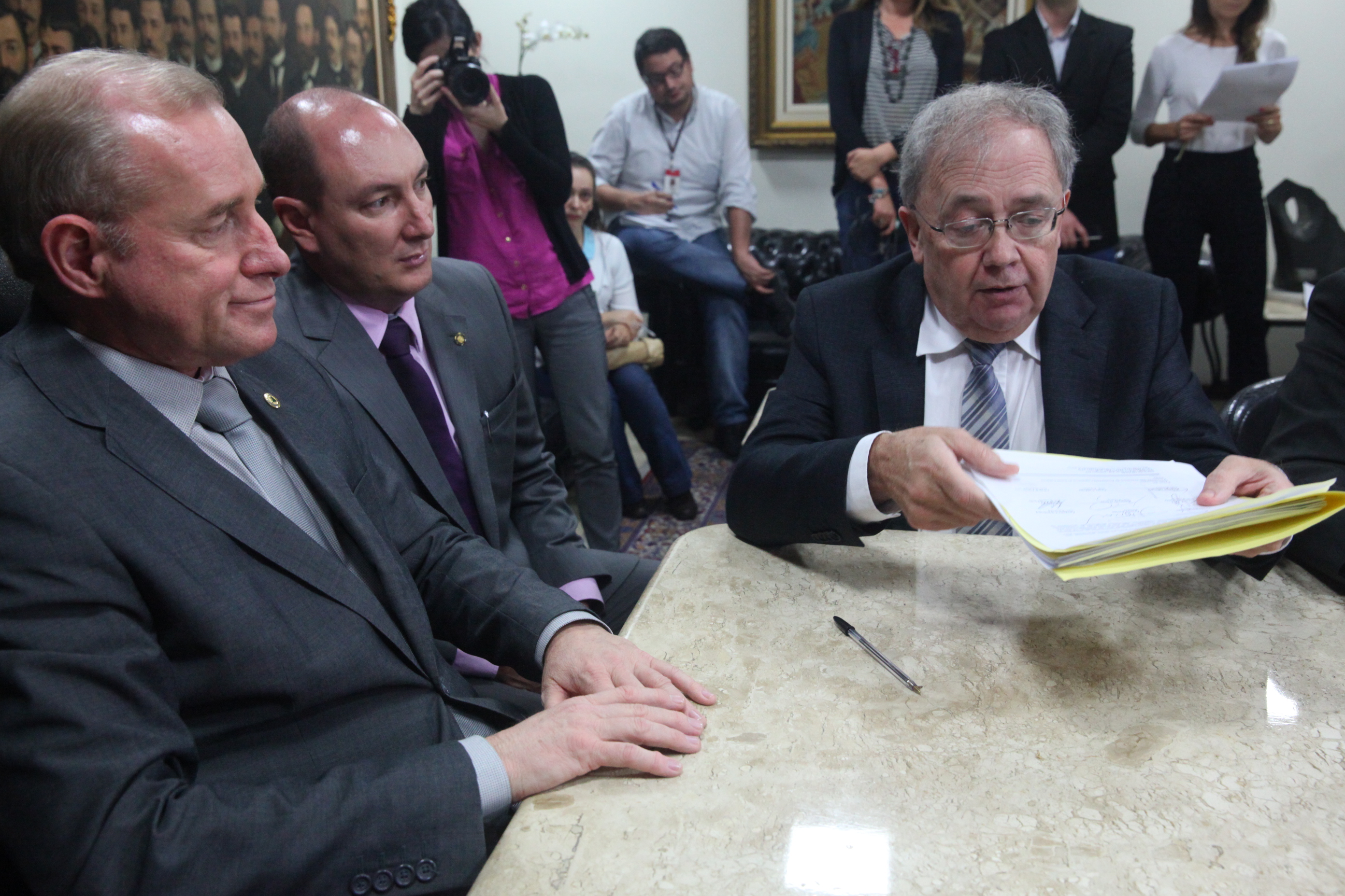 Entrega das propostas que alteram o Pacto Federativo. Foto: Eduardo Guedes de Oliveira / Agência AL
