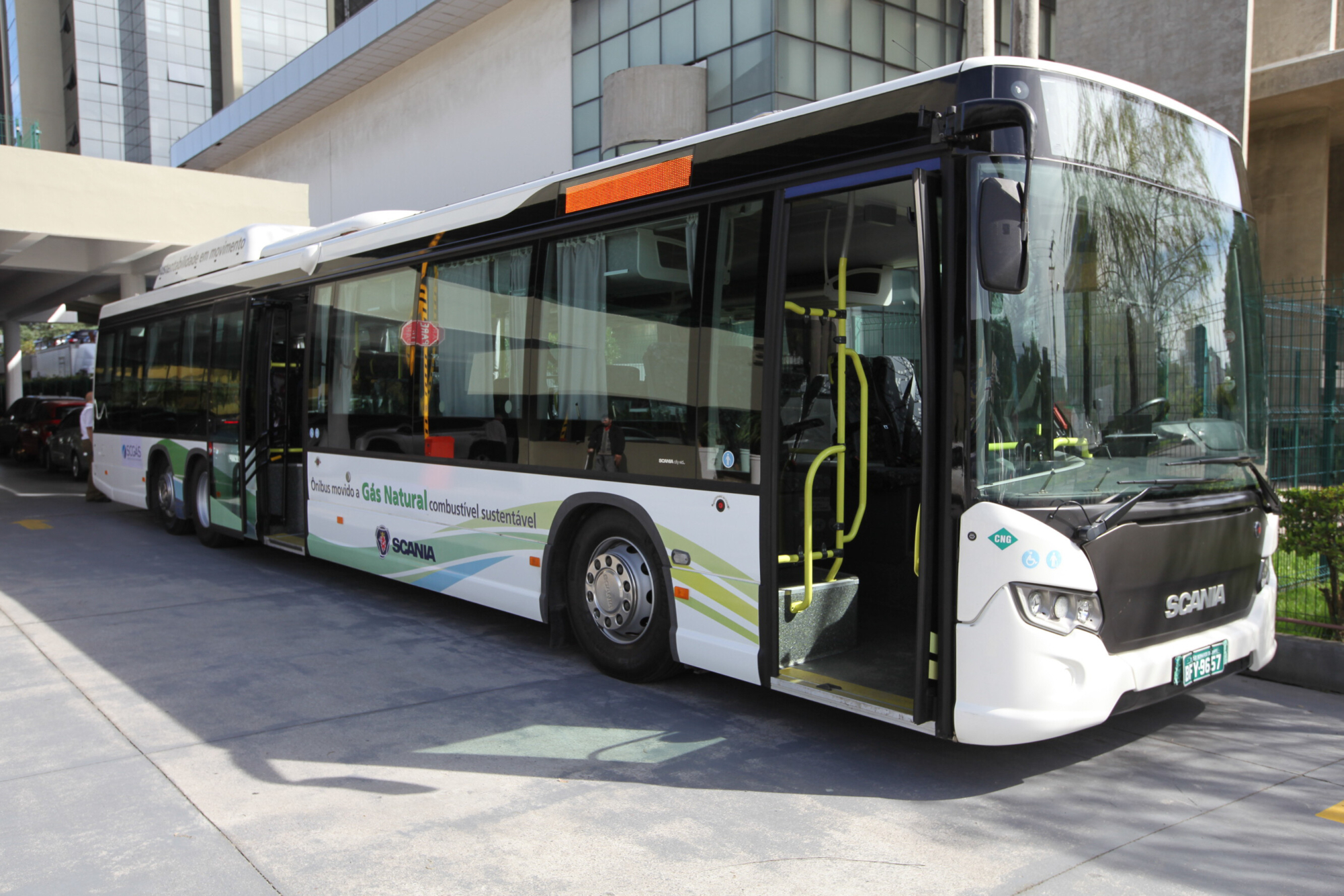 Ônibus com motor 100% movido a biogás é apresentado na Capital