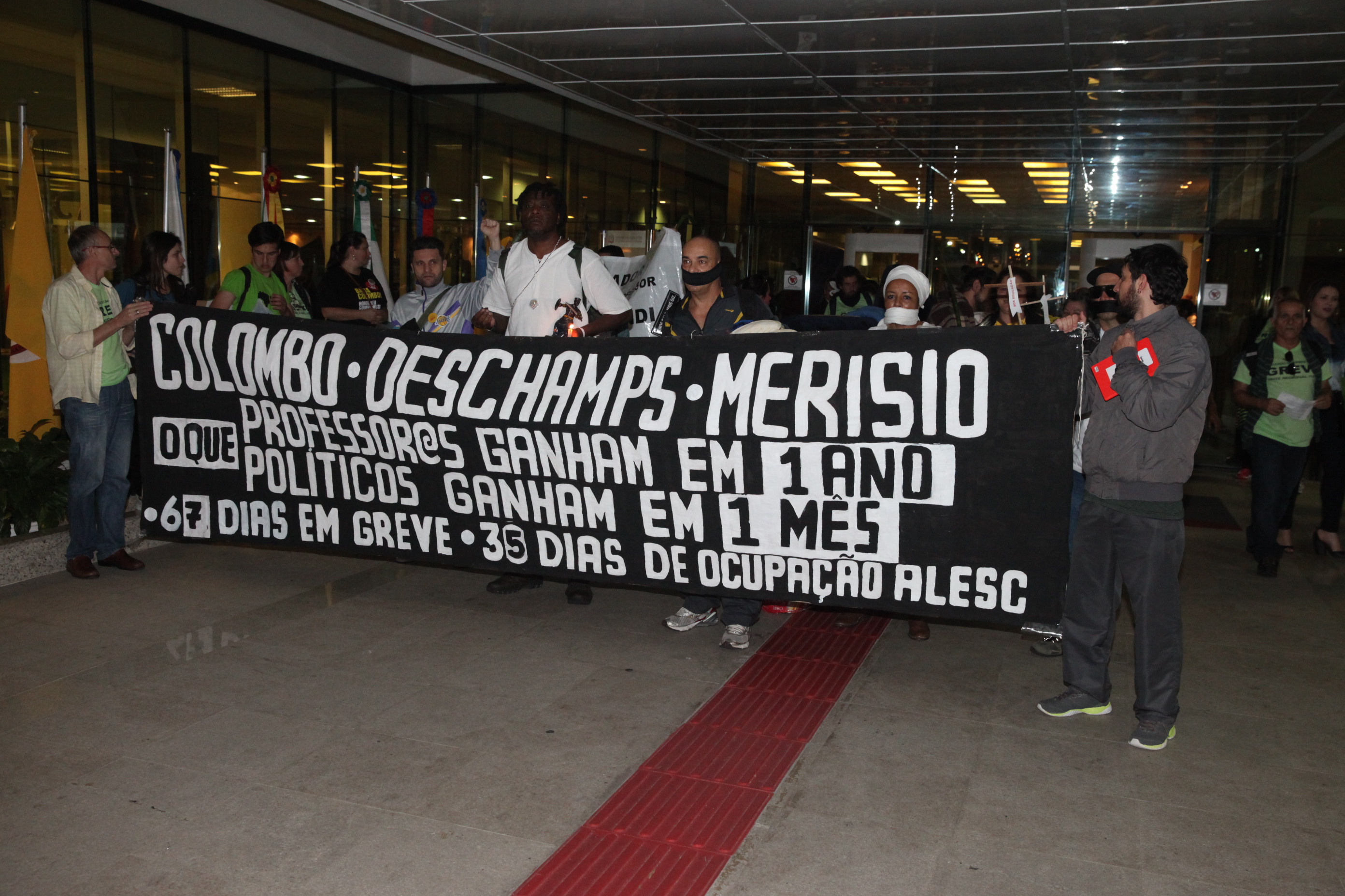 Professores desocupam Alesc após 35 dias. Foto: Fábio Queiroz / Agência AL