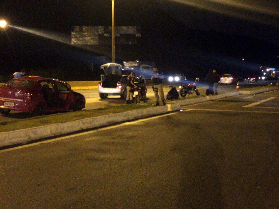 Policiais rodoviários realizam blitz com uso de equipamento que identifica uso de drogas