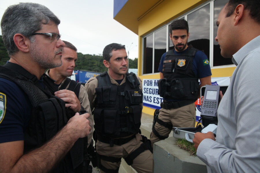 Técnico mostra Drogômetro a policiais rodoviários nos posto de Itapema. Foto: Eduardo Guedes de Oliveira/Agência AL