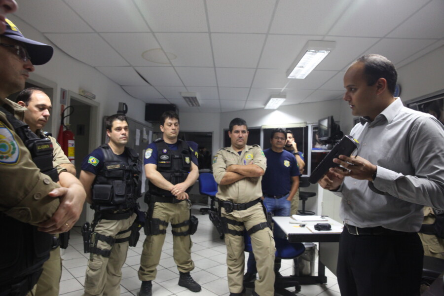 Técnico mostra Drogômetro a policiais rodoviários nos posto de Itapema. Foto: Eduardo Guedes de Oliveira/Agência AL