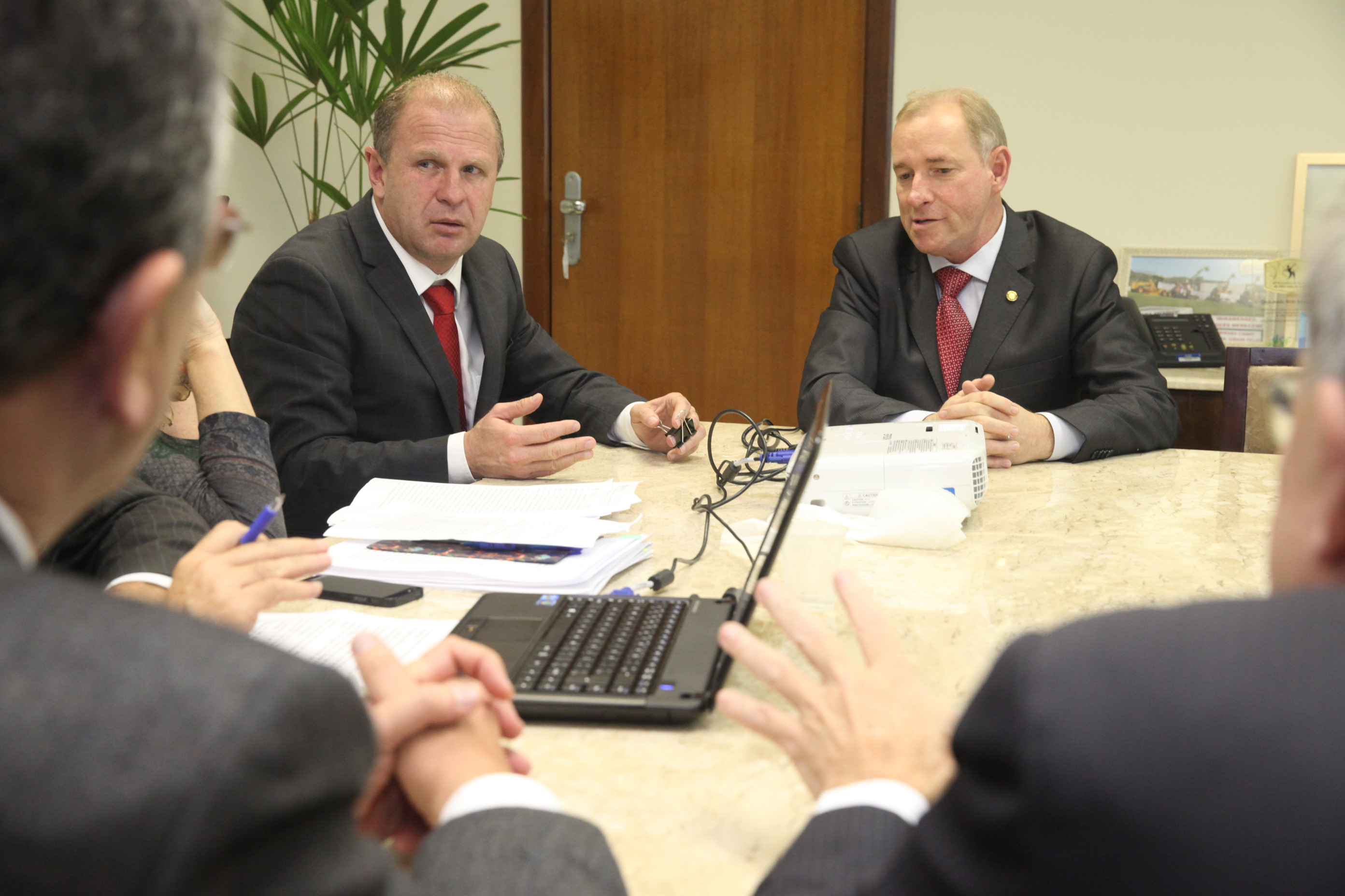 Presidente e vice da Alesc - Gelson Merisio (PSD) e Aldo Schneider (PMDB) -  assistem à apresentação do primeiro anteprojeto de Consolidação das Leis do Estado de Santa Catarina. Foto: Fábio Queiroz / Agência AL