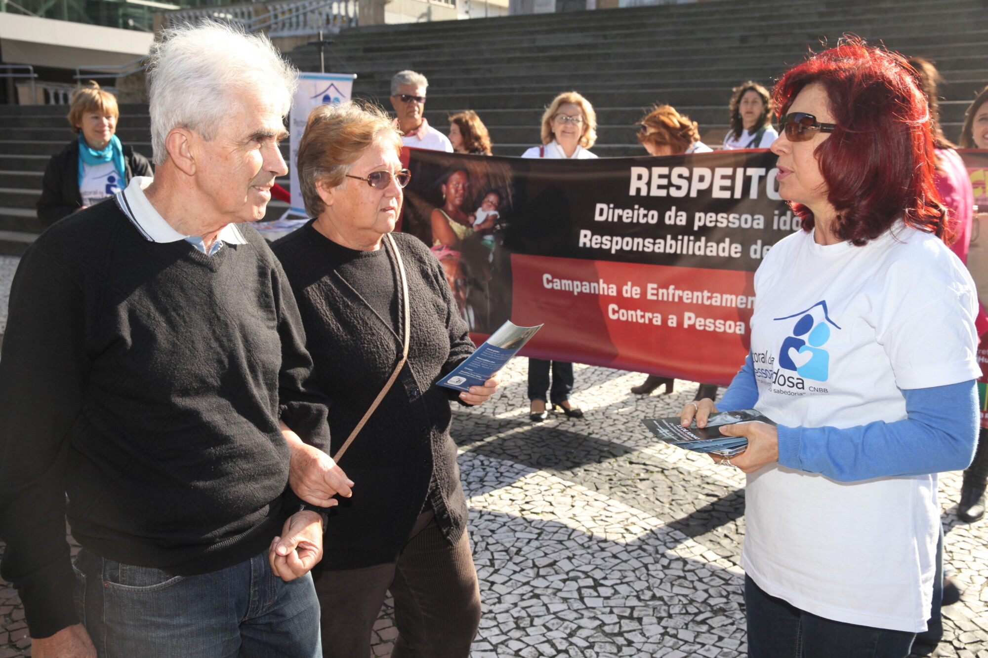 Voluntários entregam panfletos sobre a campanha de conscientização FOTO: Fábio Queiroz/Agência AL