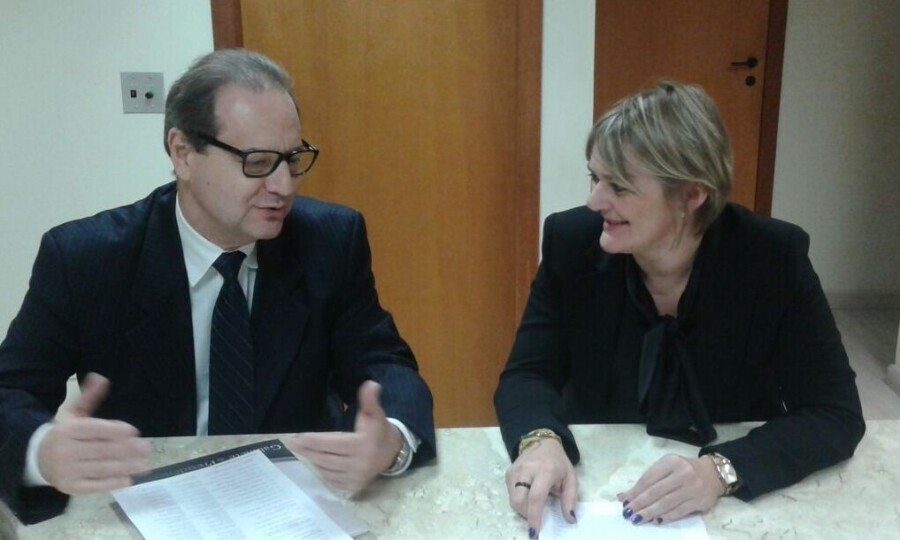 Juiz assessor do TJ, Vitoraldo Bridi, com a deputada Luciane Carminatti. FOTO: Divulgação