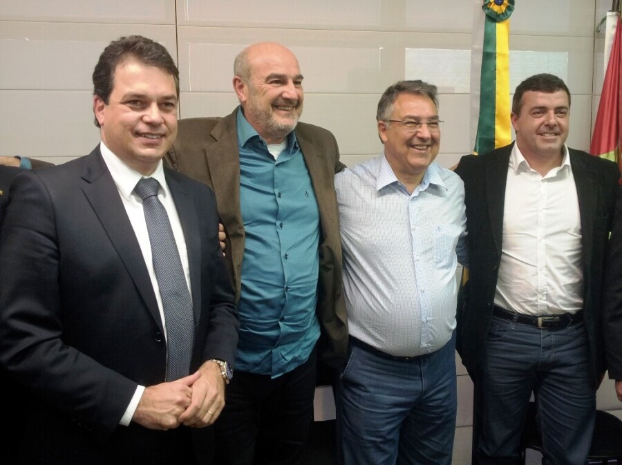 Deputado Rodrigo Minotto (E) participa de lançamento de obras de saneamento no Centro Administrativo, com presença do governador Raimundo Colombo  FOT